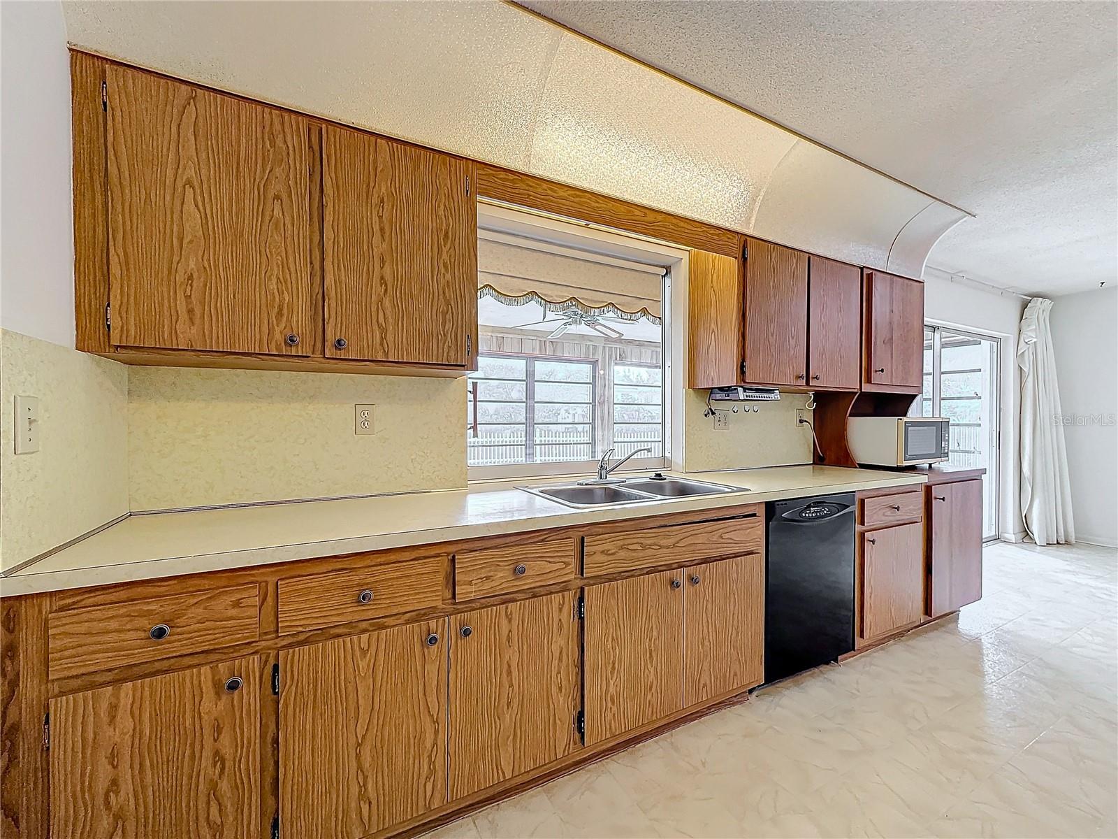 250 LAKE DR, COCONUT CREEK, FL, 33066