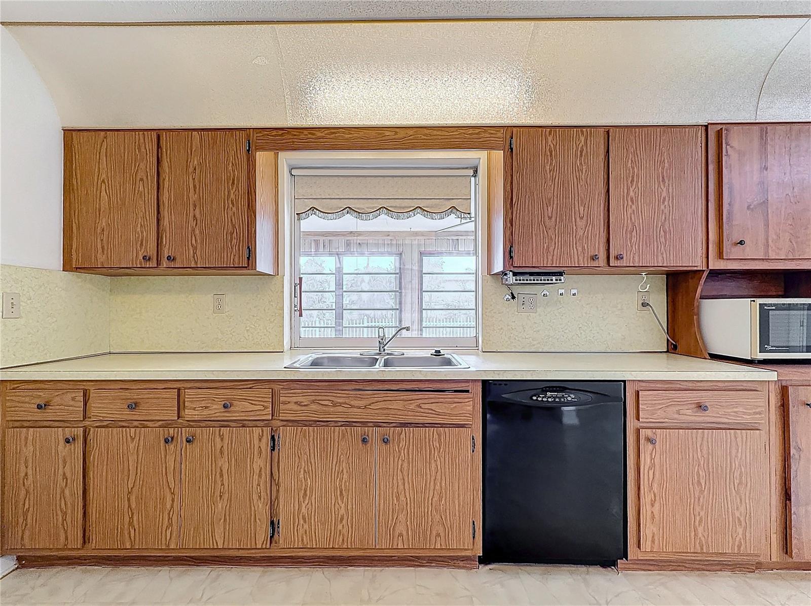 250 LAKE DR, COCONUT CREEK, FL, 33066