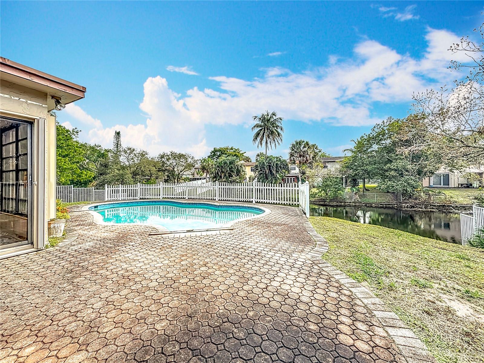 250 LAKE DR, COCONUT CREEK, FL, 33066