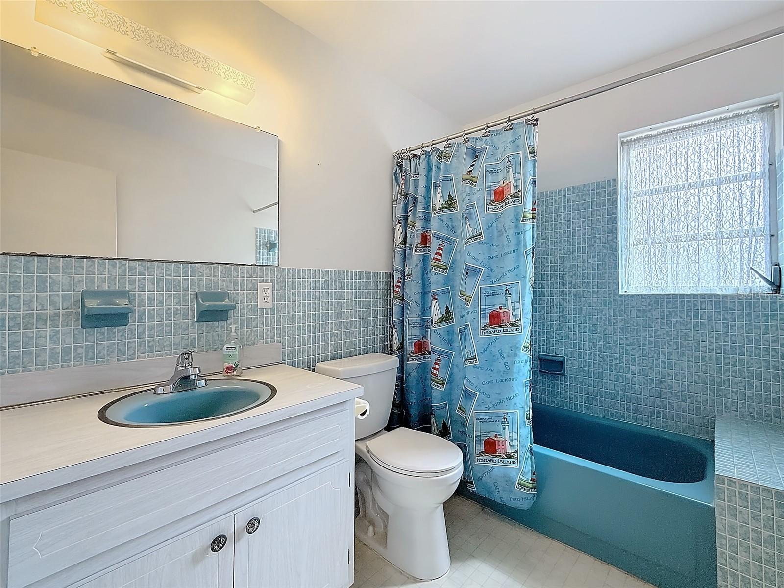 250 LAKE DR, COCONUT CREEK, FL, 33066