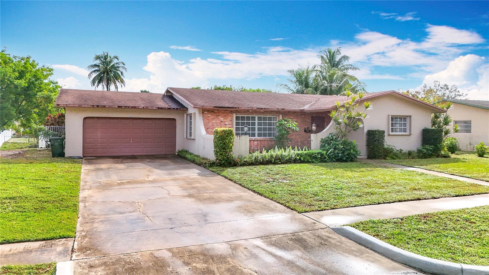 250 LAKE DR, COCONUT CREEK, FL, 33066