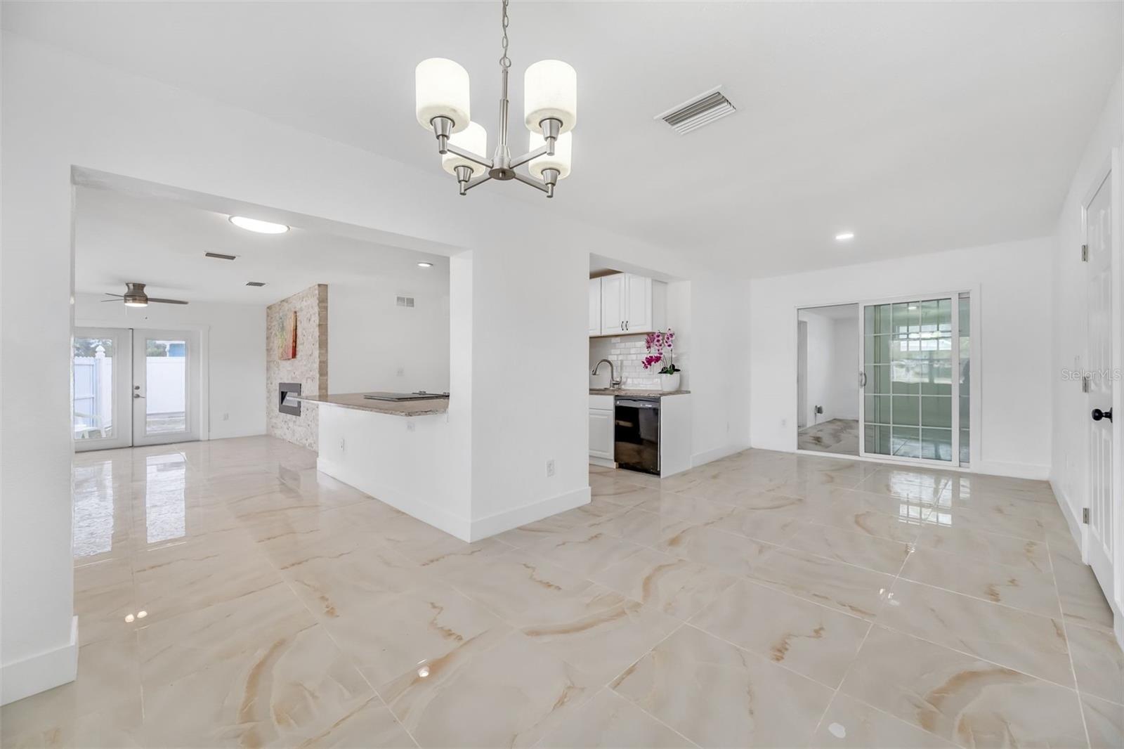 5810 TOWN N COUNTRY BLVD, TAMPA, FL, 33615