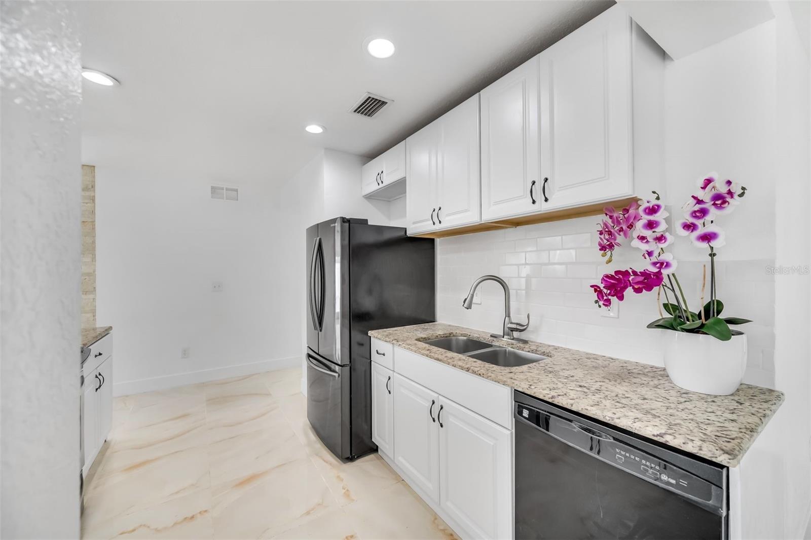5810 TOWN N COUNTRY BLVD, TAMPA, FL, 33615