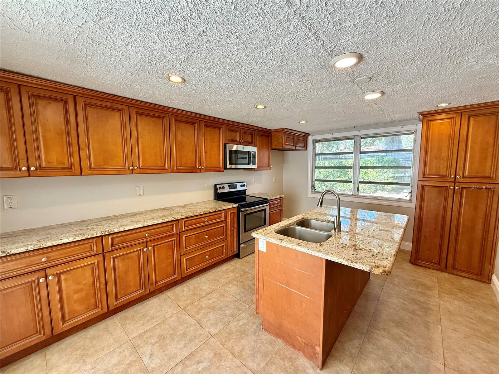 3944 E EDEN ROC CIR, TAMPA, FL, 33634