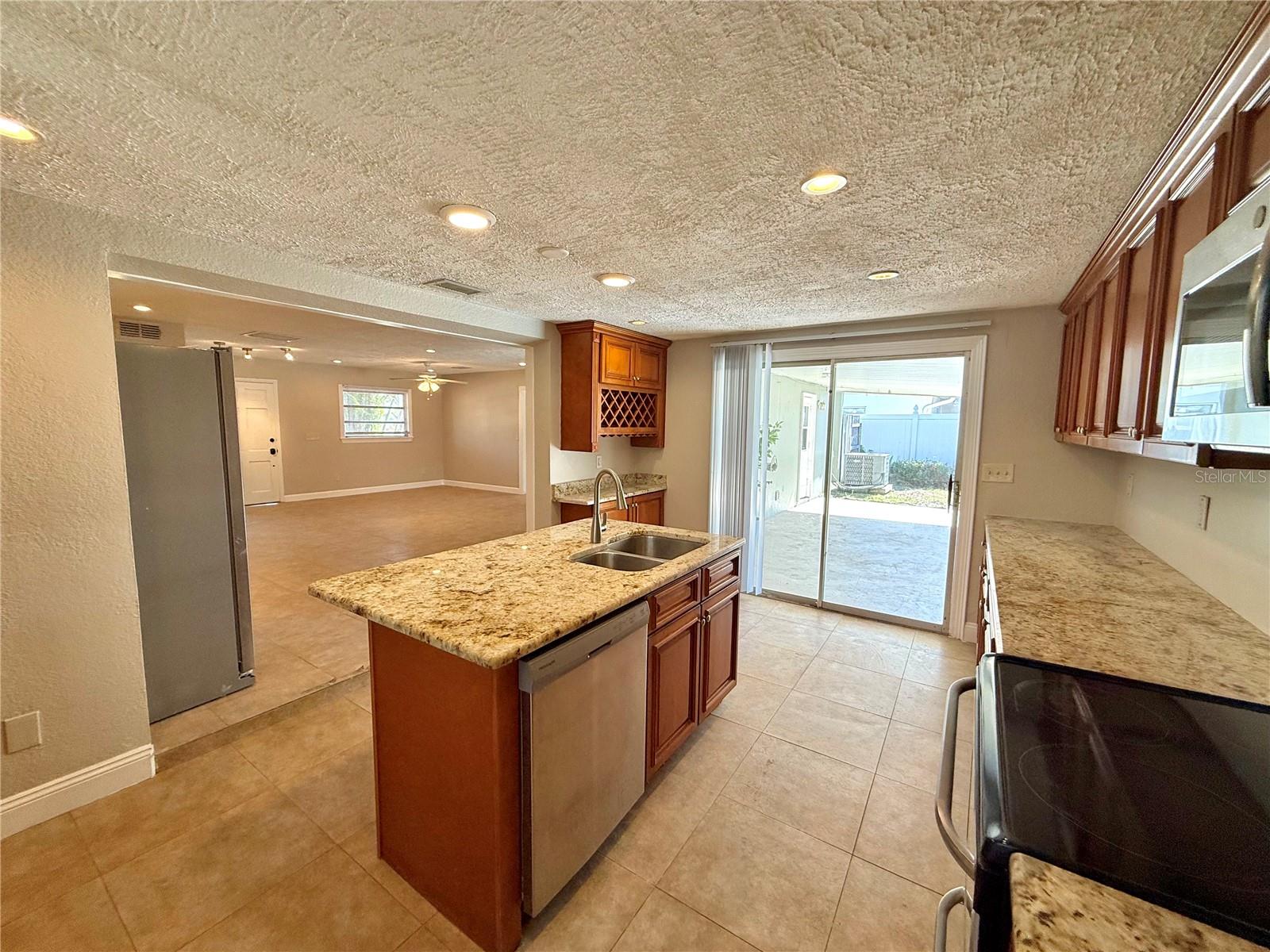 3944 E EDEN ROC CIR, TAMPA, FL, 33634