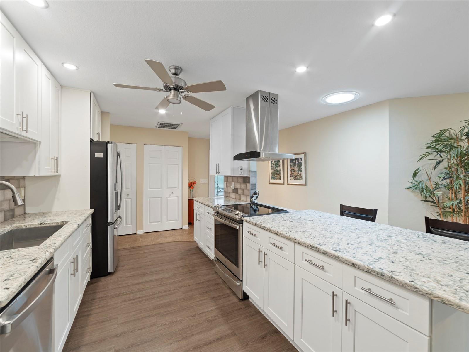 2022 HAWKHURST CIR, SUN CITY CENTER, FL, 33573