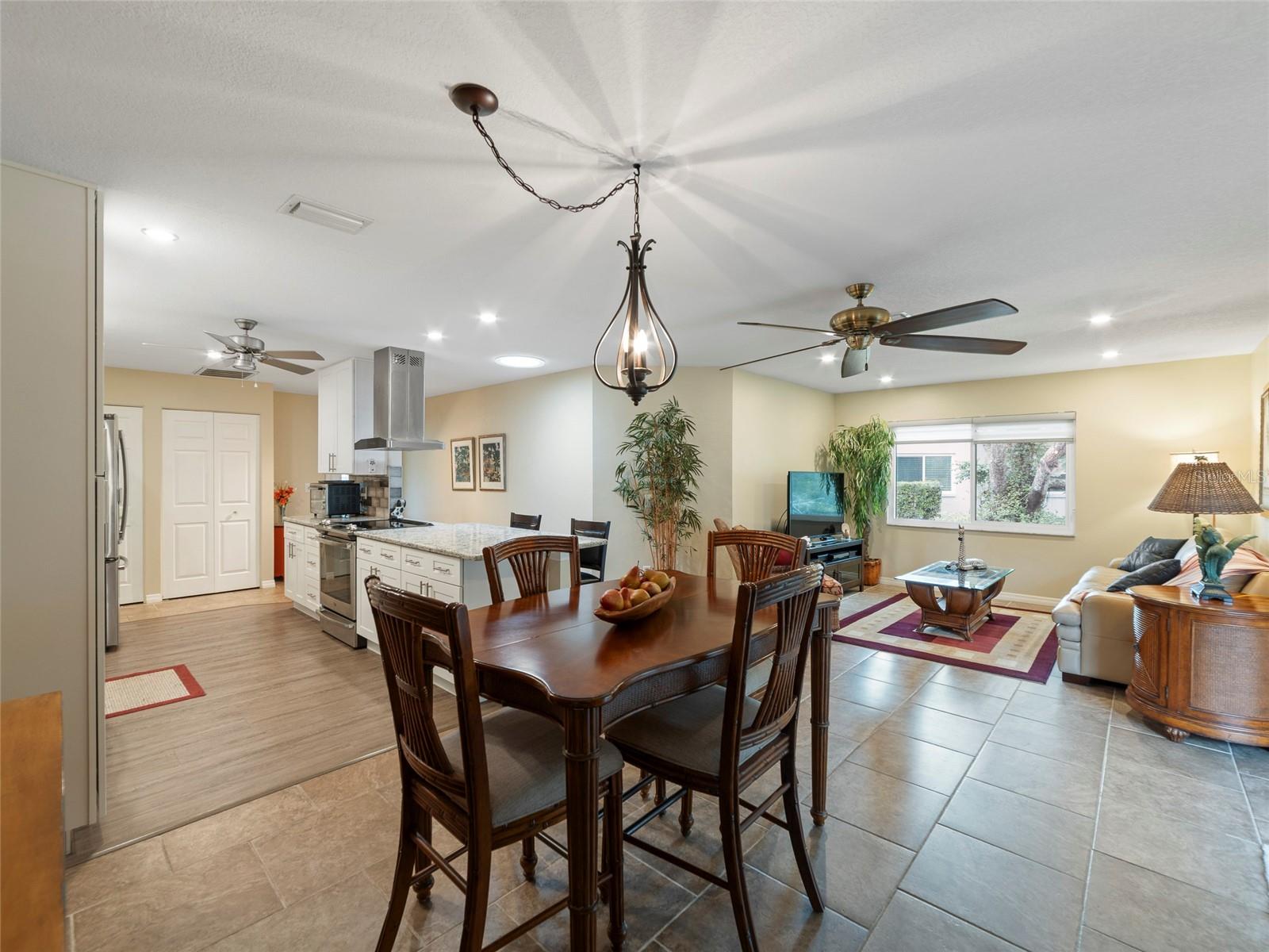 2022 HAWKHURST CIR, SUN CITY CENTER, FL, 33573