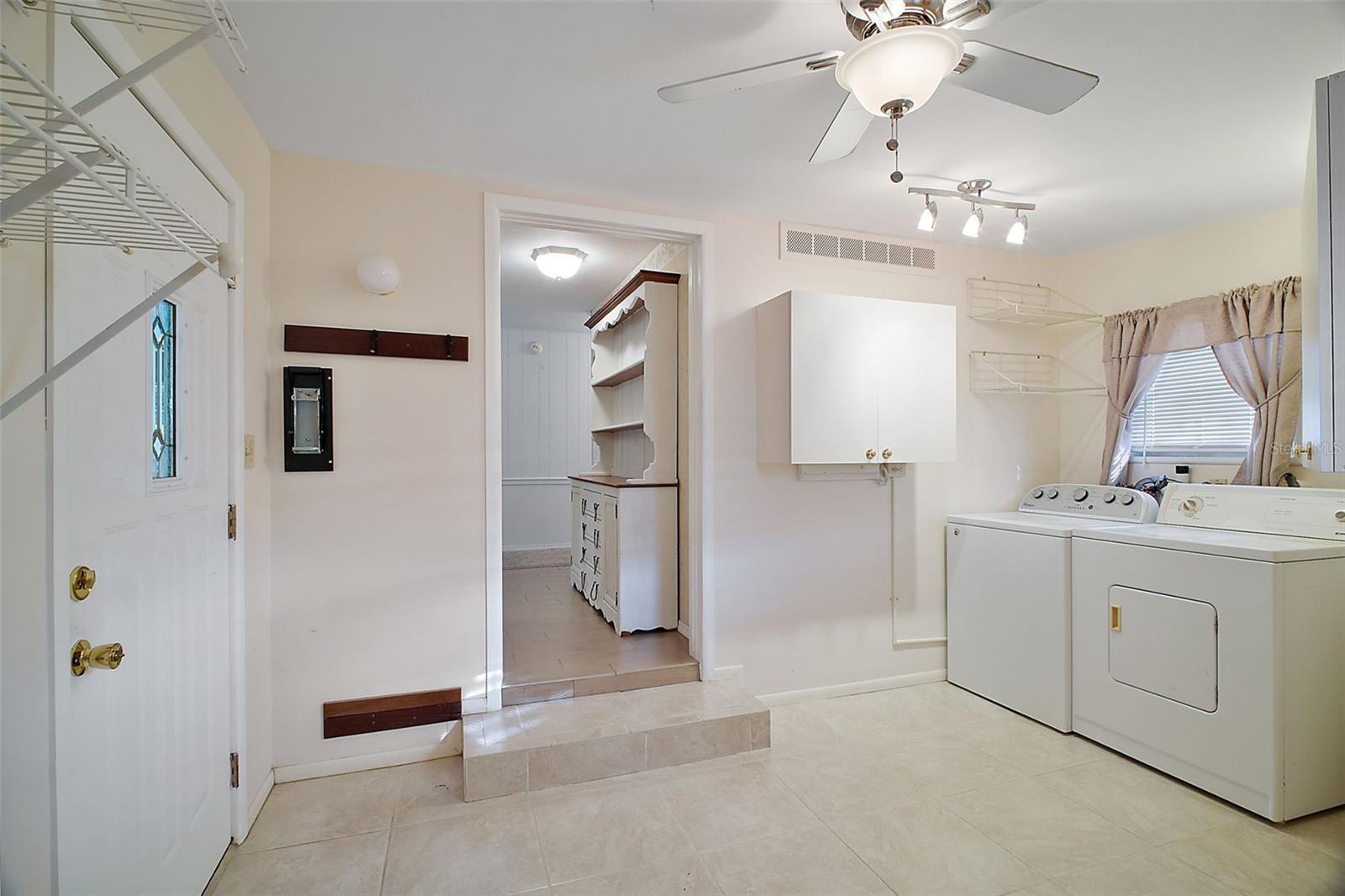 711 DOLPHIN DR, TAVARES, FL, 32778