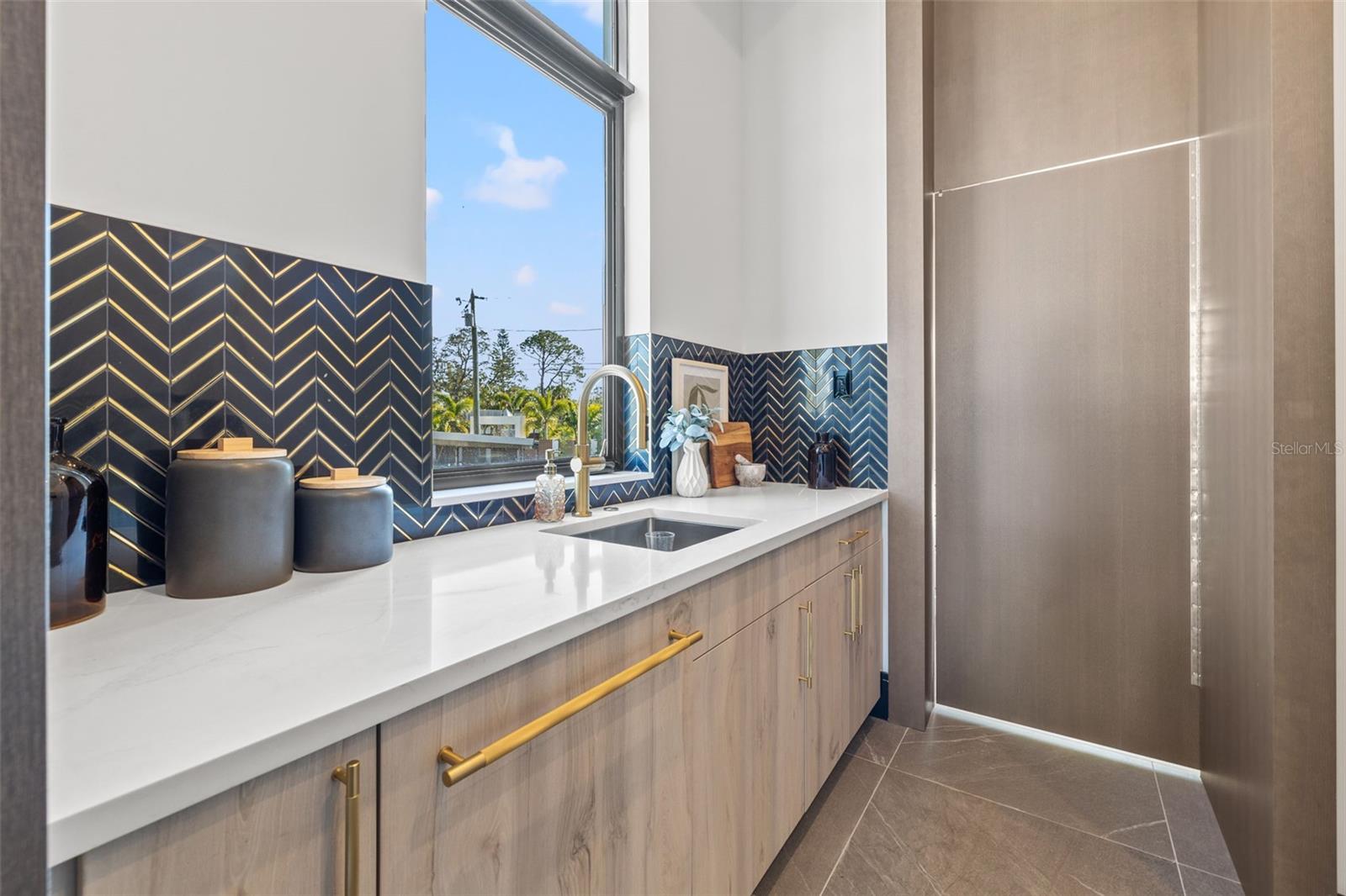 730 W ALDA WAY NE, ST PETERSBURG, FL, 33704