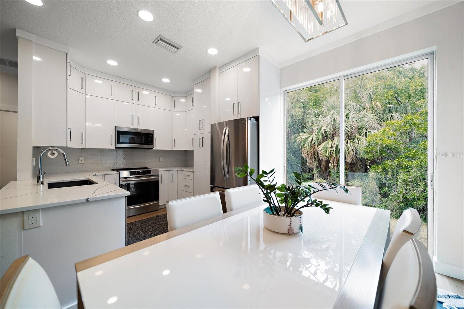 1009 BELLA VISTA DR NE, ST PETERSBURG, FL, 33702