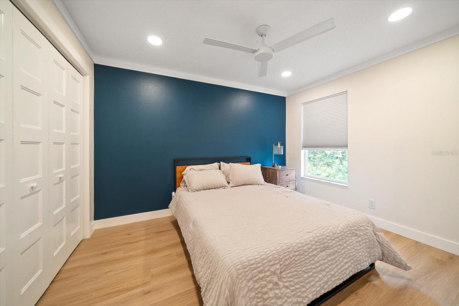 1009 BELLA VISTA DR NE, ST PETERSBURG, FL, 33702