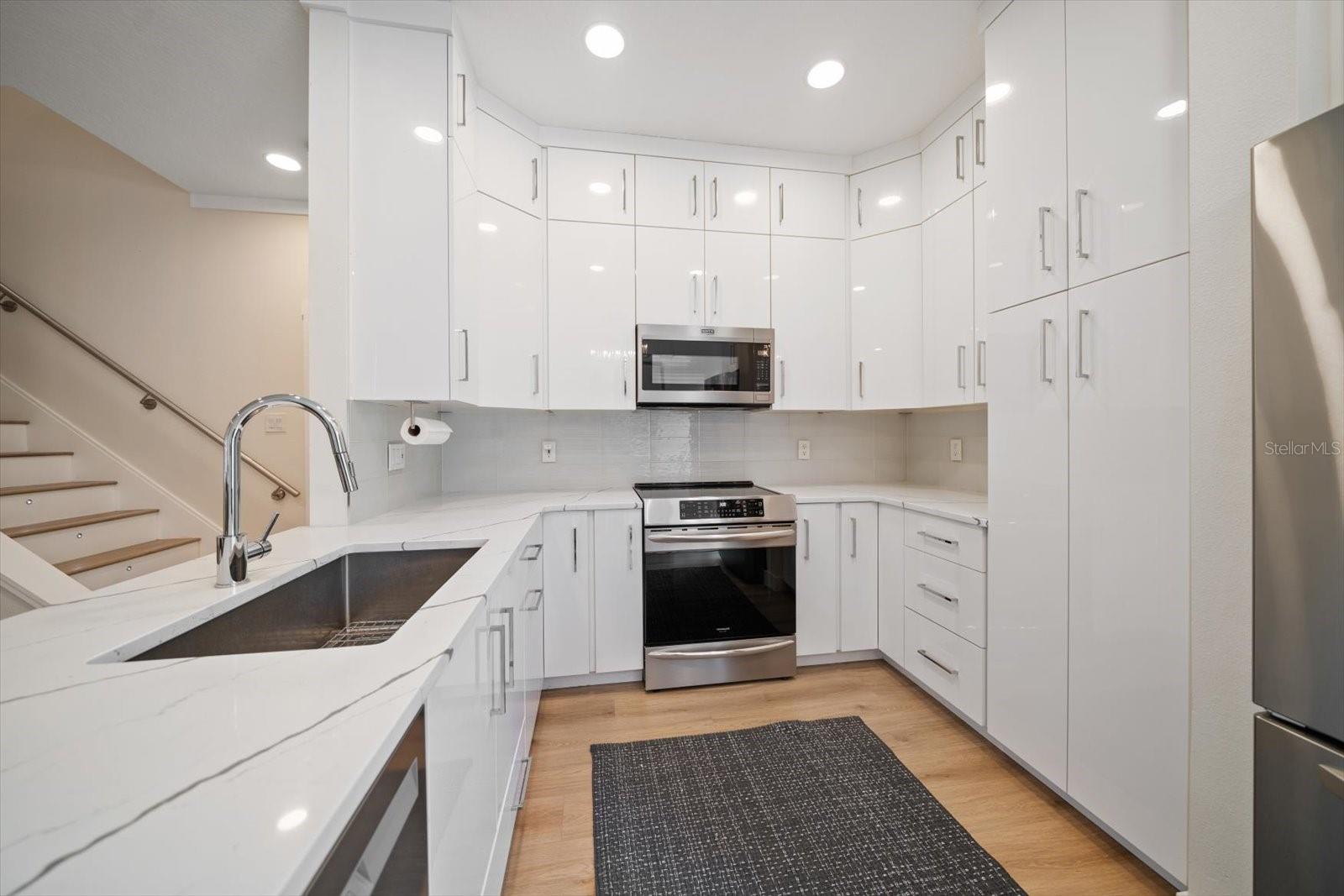 1009 BELLA VISTA DR NE, ST PETERSBURG, FL, 33702