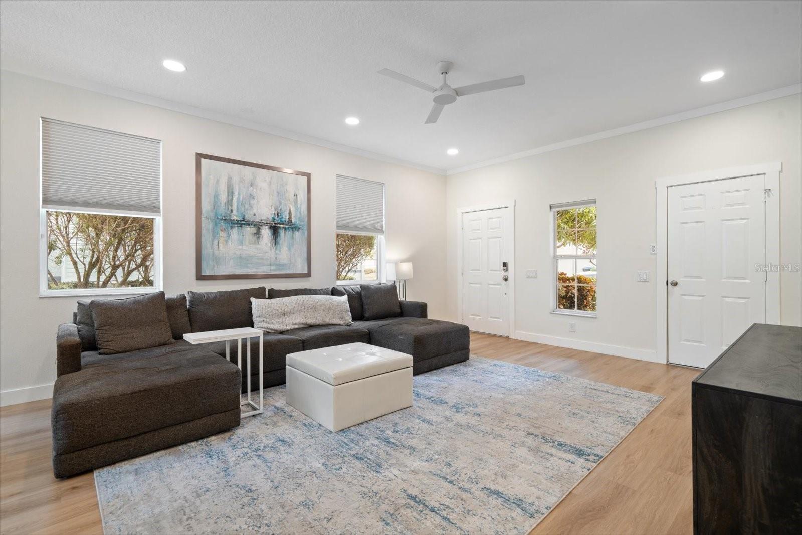 1009 BELLA VISTA DR NE, ST PETERSBURG, FL, 33702