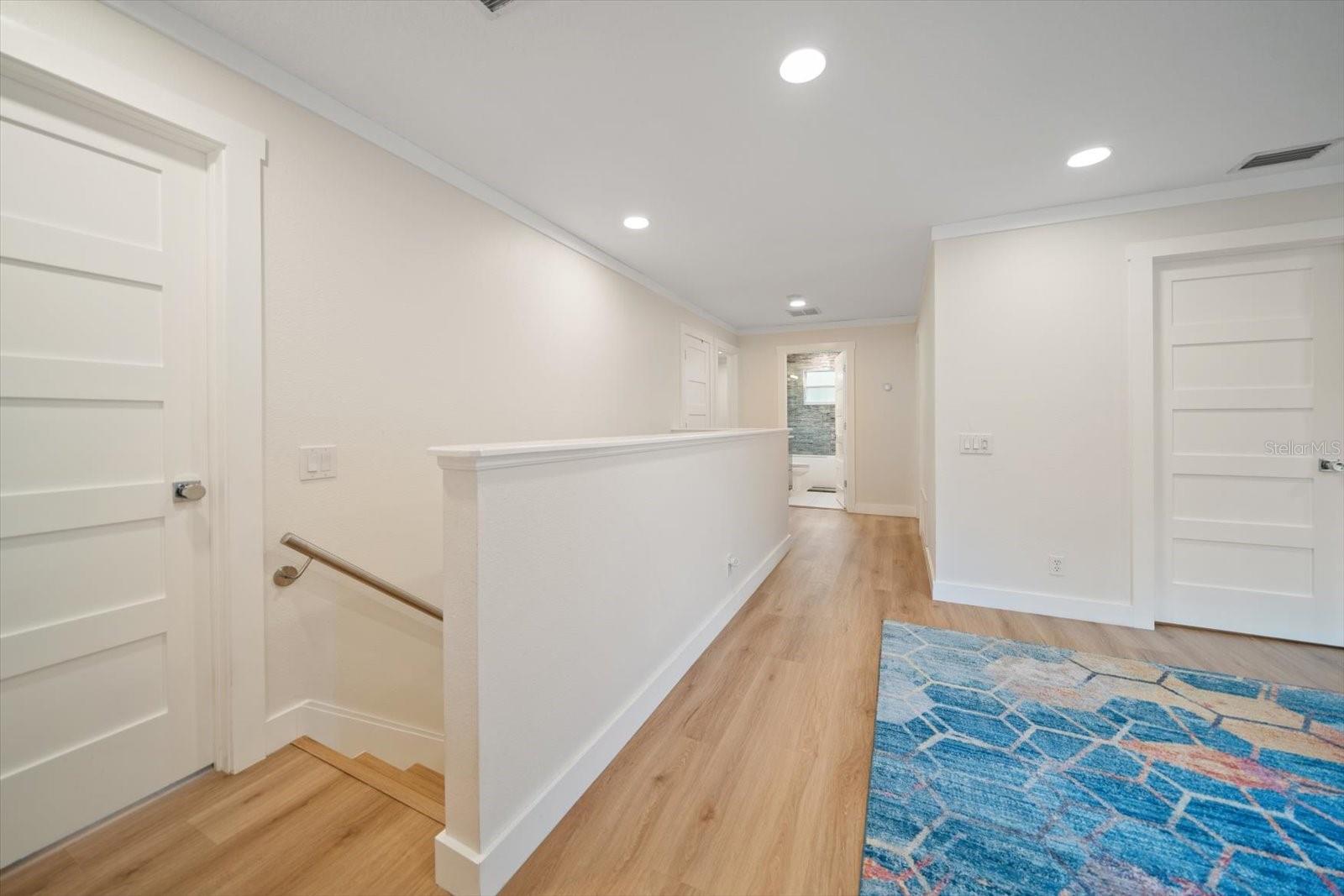 1009 BELLA VISTA DR NE, ST PETERSBURG, FL, 33702