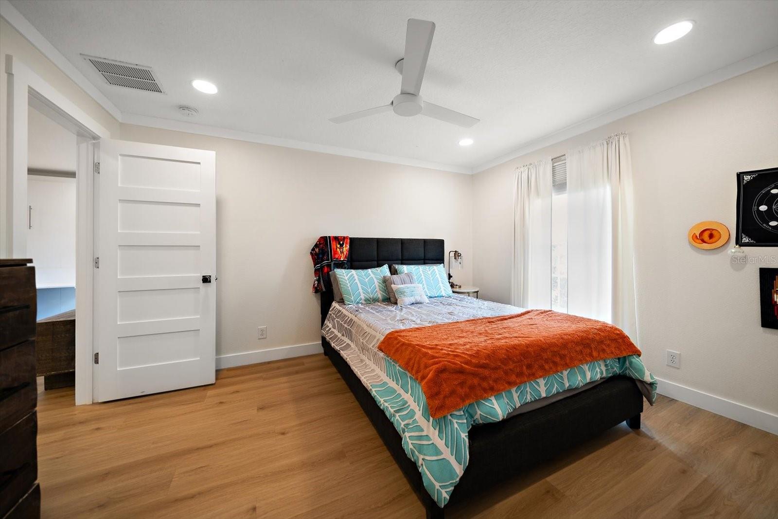 1009 BELLA VISTA DR NE, ST PETERSBURG, FL, 33702
