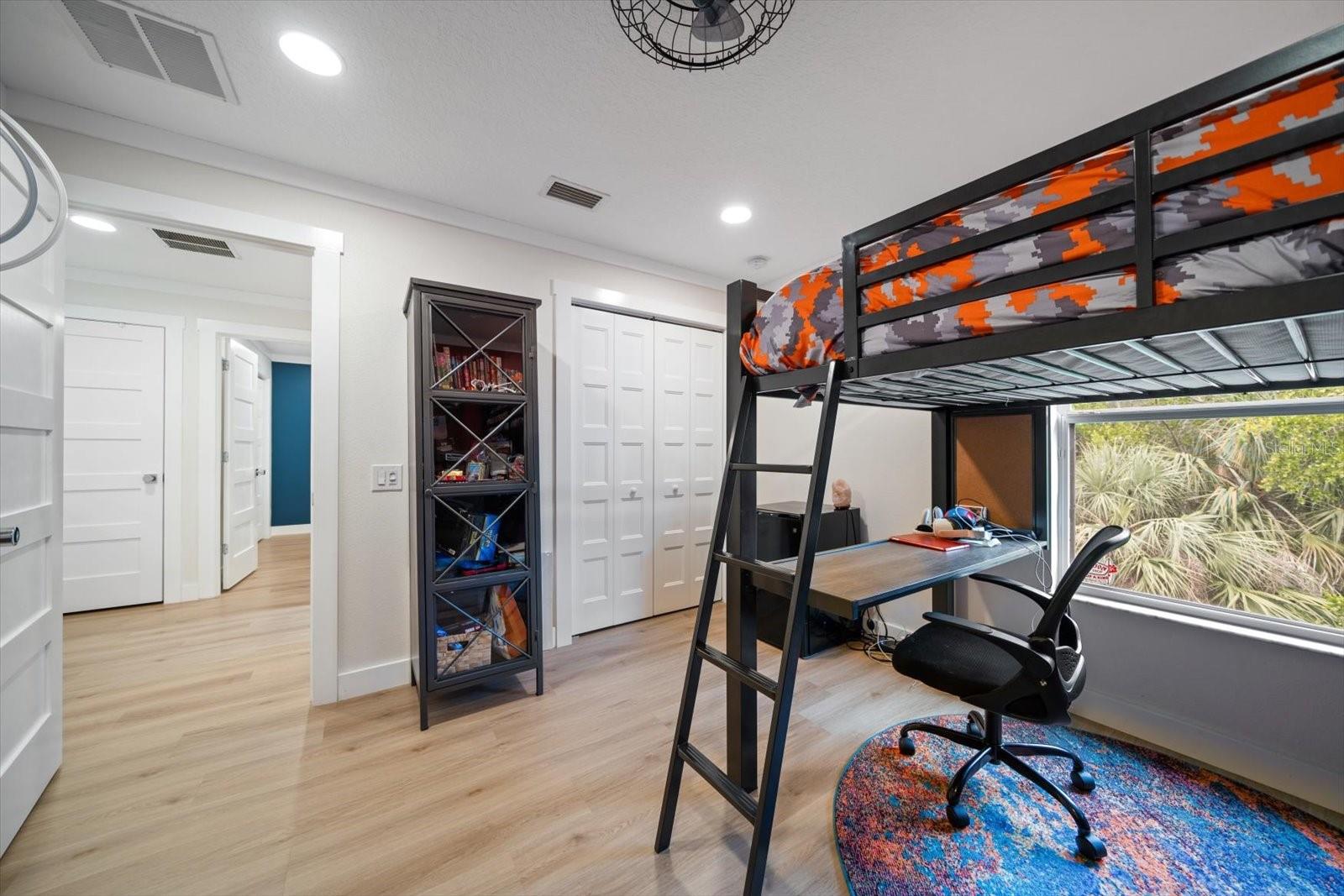 1009 BELLA VISTA DR NE, ST PETERSBURG, FL, 33702
