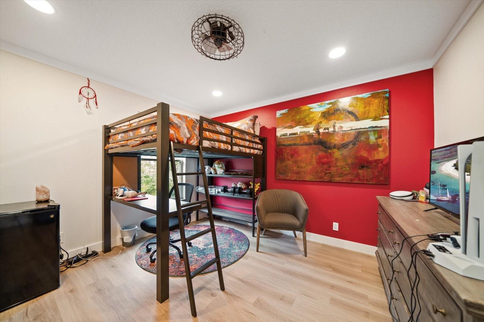 1009 BELLA VISTA DR NE, ST PETERSBURG, FL, 33702
