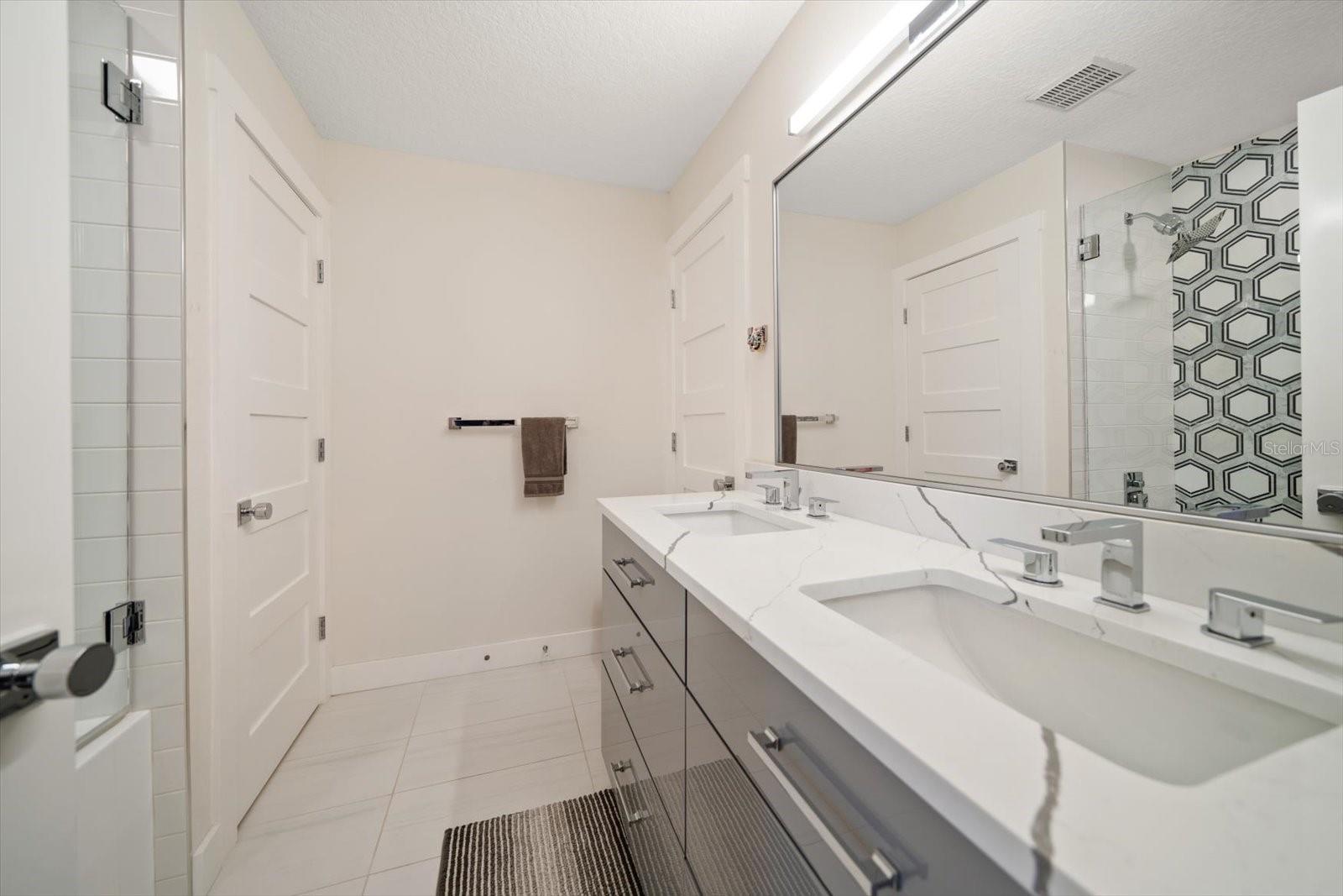 1009 BELLA VISTA DR NE, ST PETERSBURG, FL, 33702