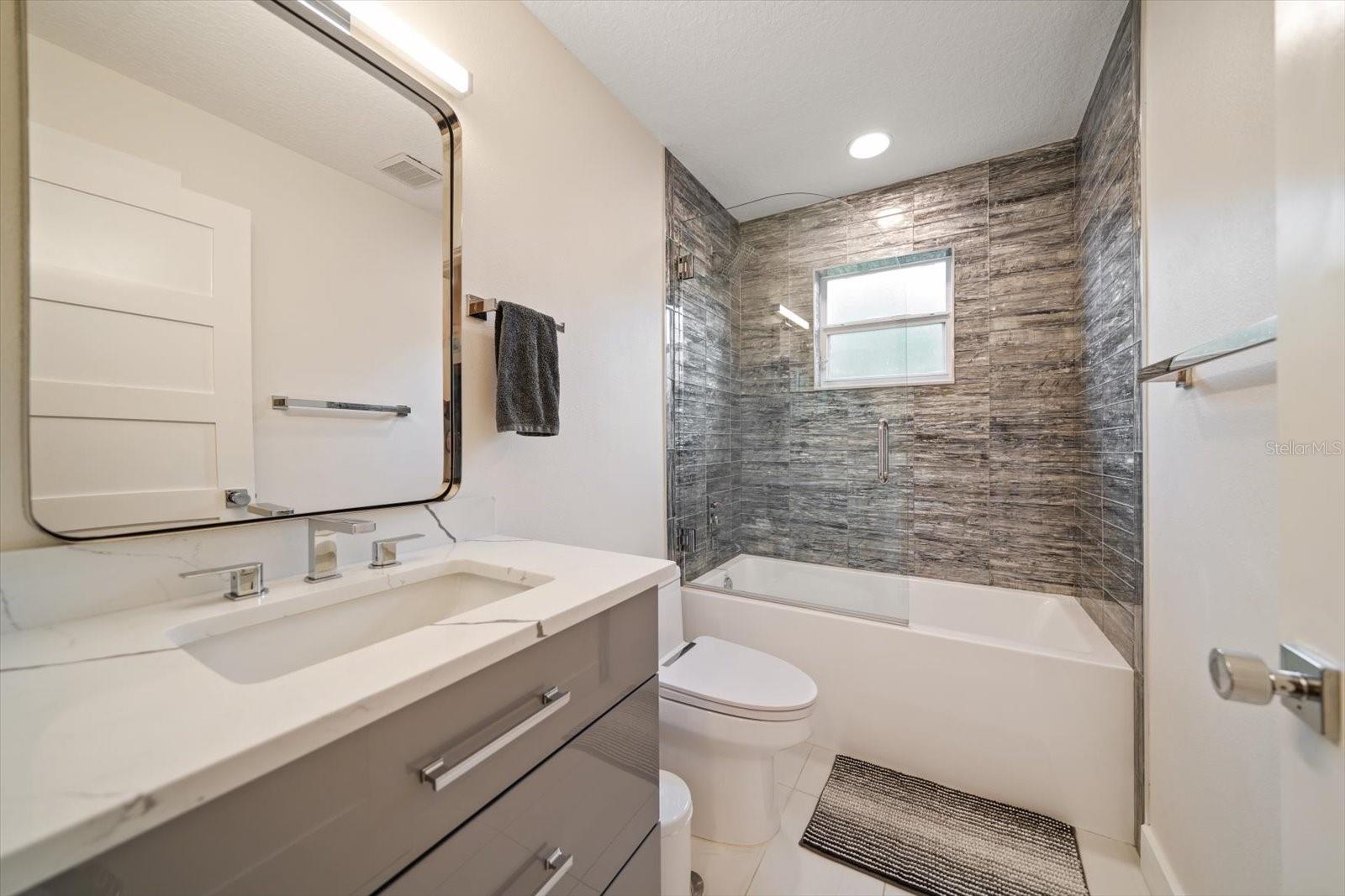 1009 BELLA VISTA DR NE, ST PETERSBURG, FL, 33702