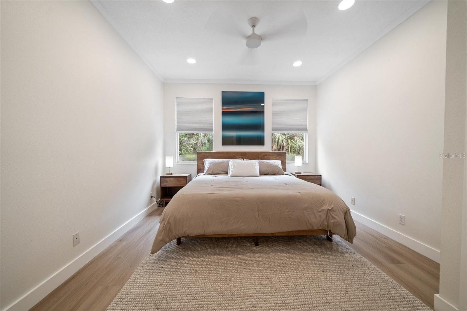 1009 BELLA VISTA DR NE, ST PETERSBURG, FL, 33702