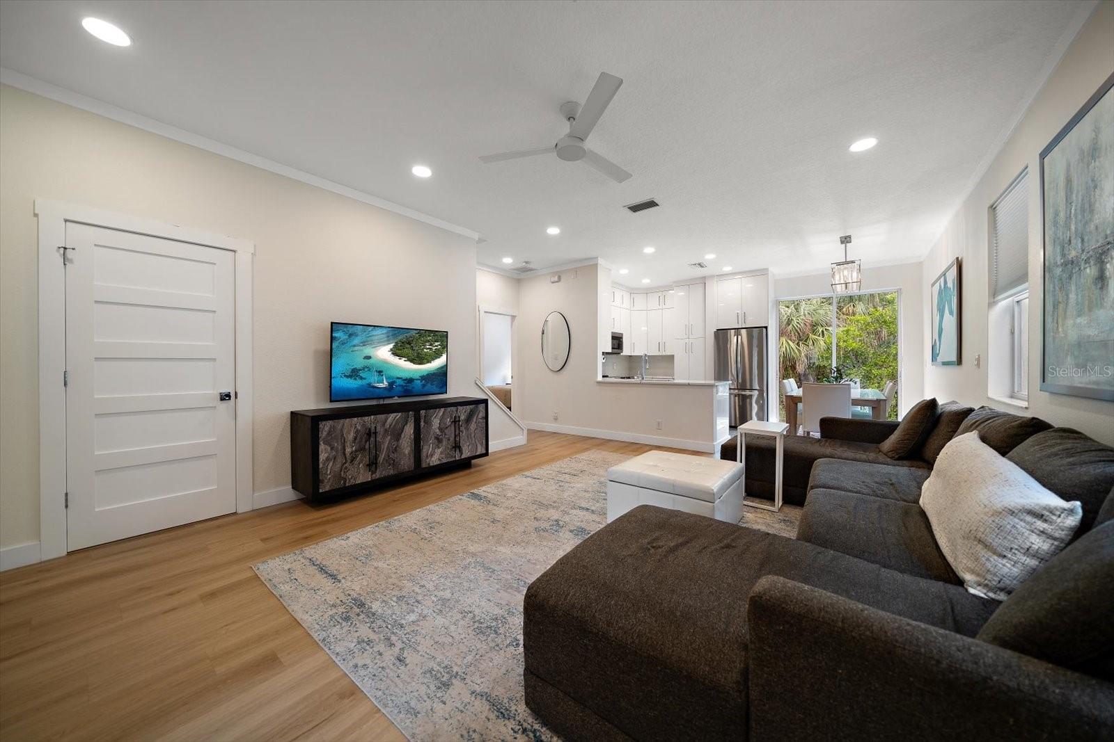 1009 BELLA VISTA DR NE, ST PETERSBURG, FL, 33702