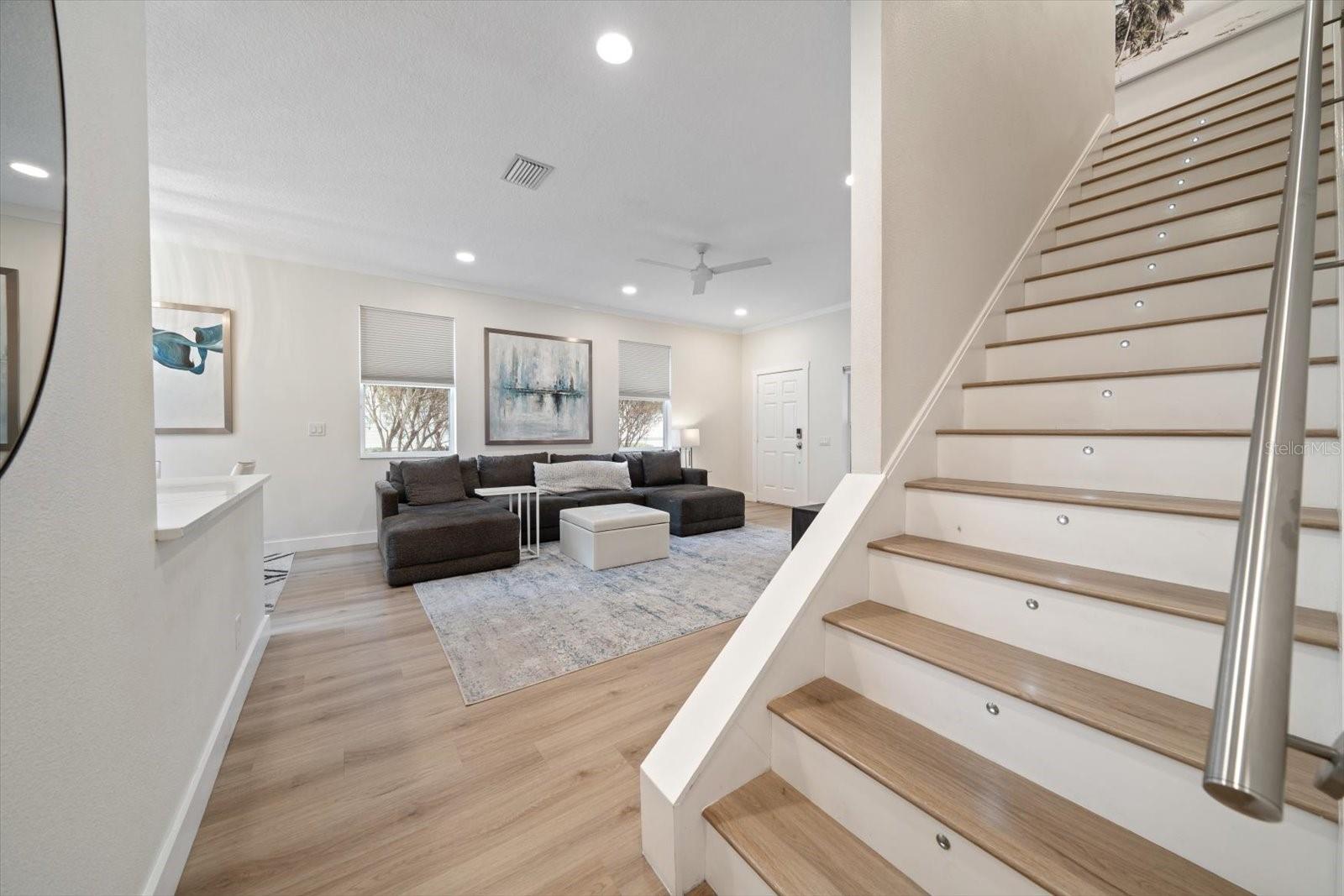 1009 BELLA VISTA DR NE, ST PETERSBURG, FL, 33702