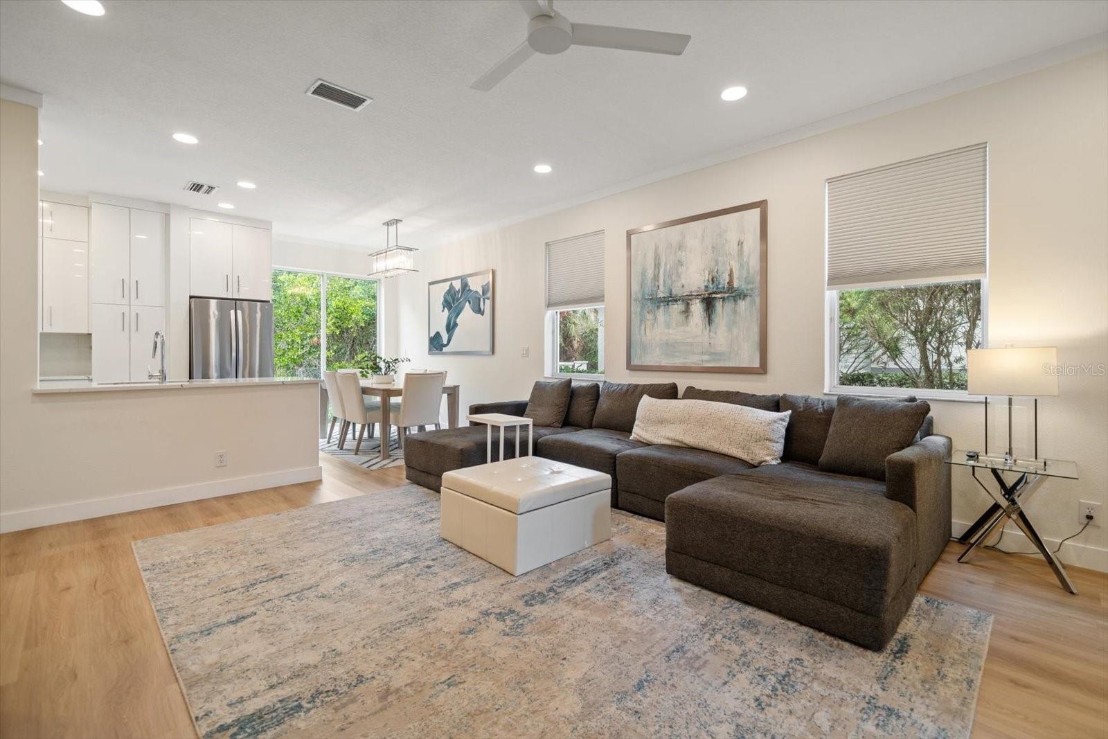 1009 BELLA VISTA DR NE, ST PETERSBURG, FL, 33702