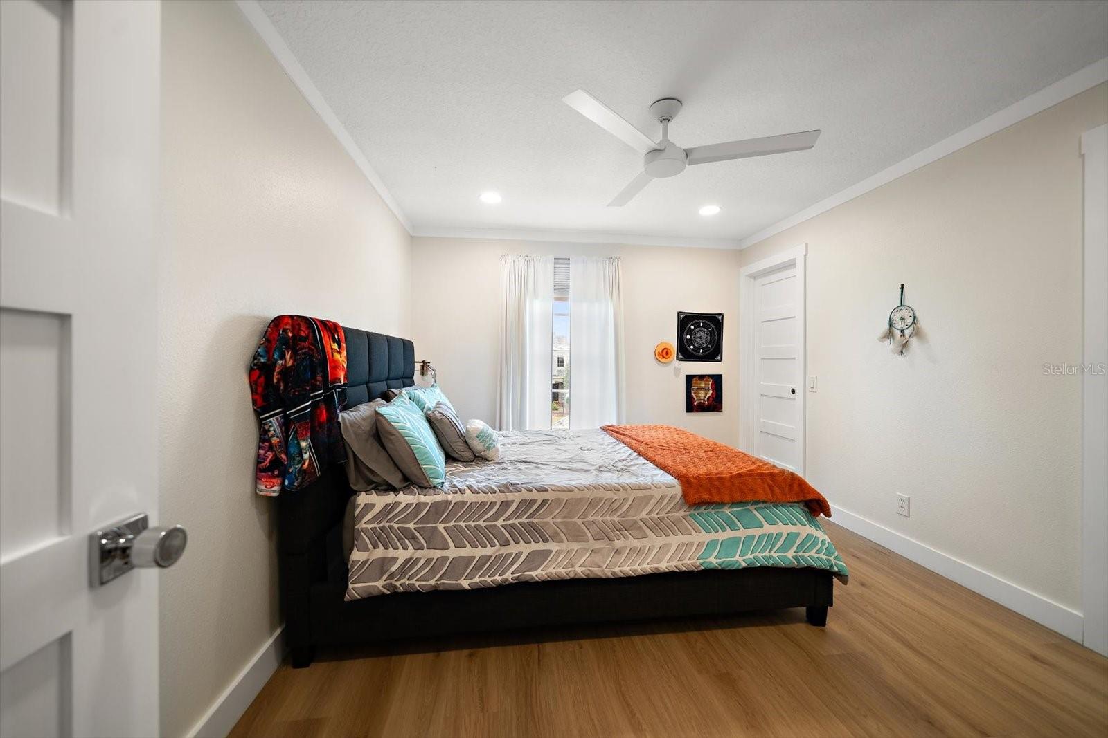 1009 BELLA VISTA DR NE, ST PETERSBURG, FL, 33702