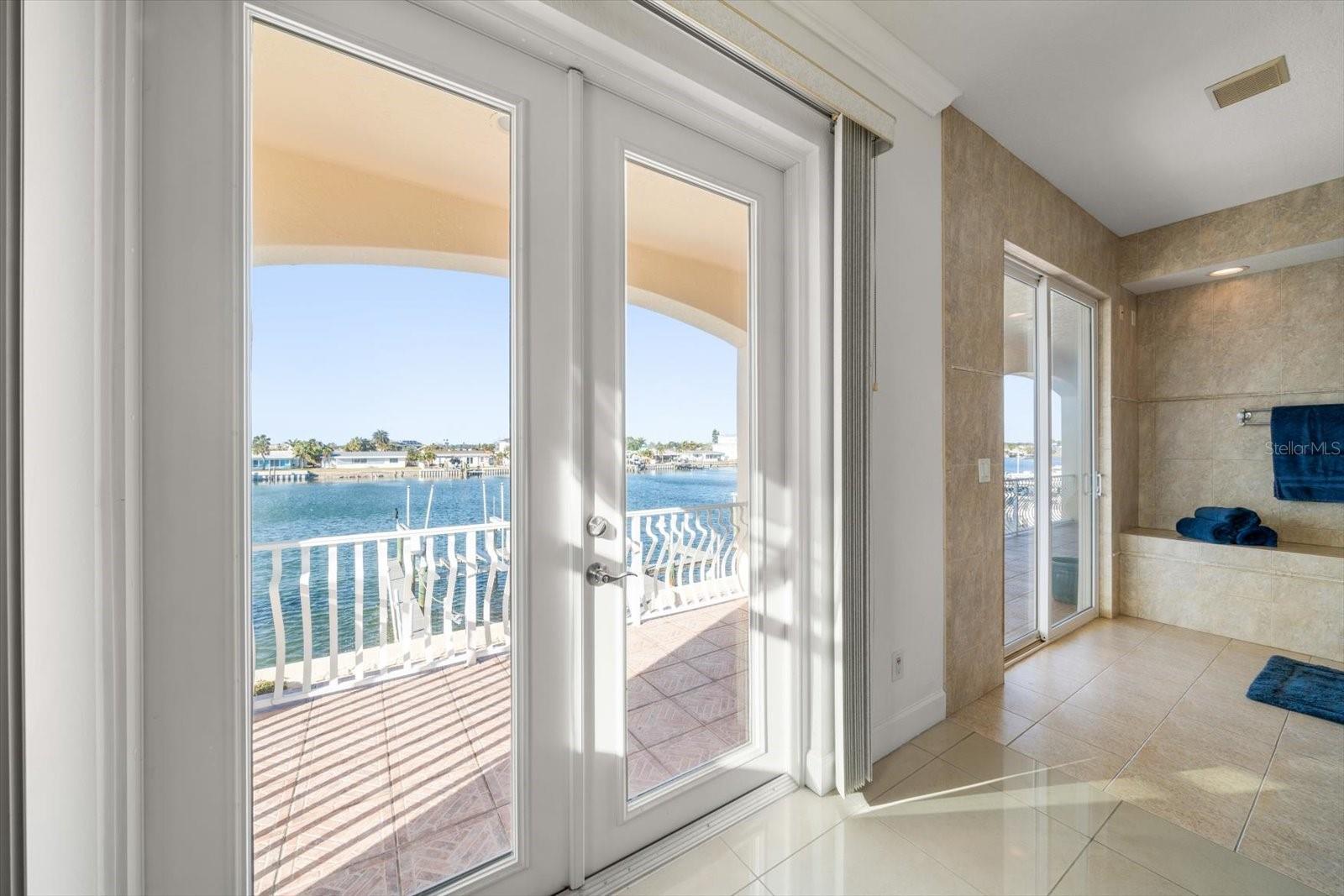 17044 DOLPHIN DR, NORTH REDINGTON BEACH, FL, 33708