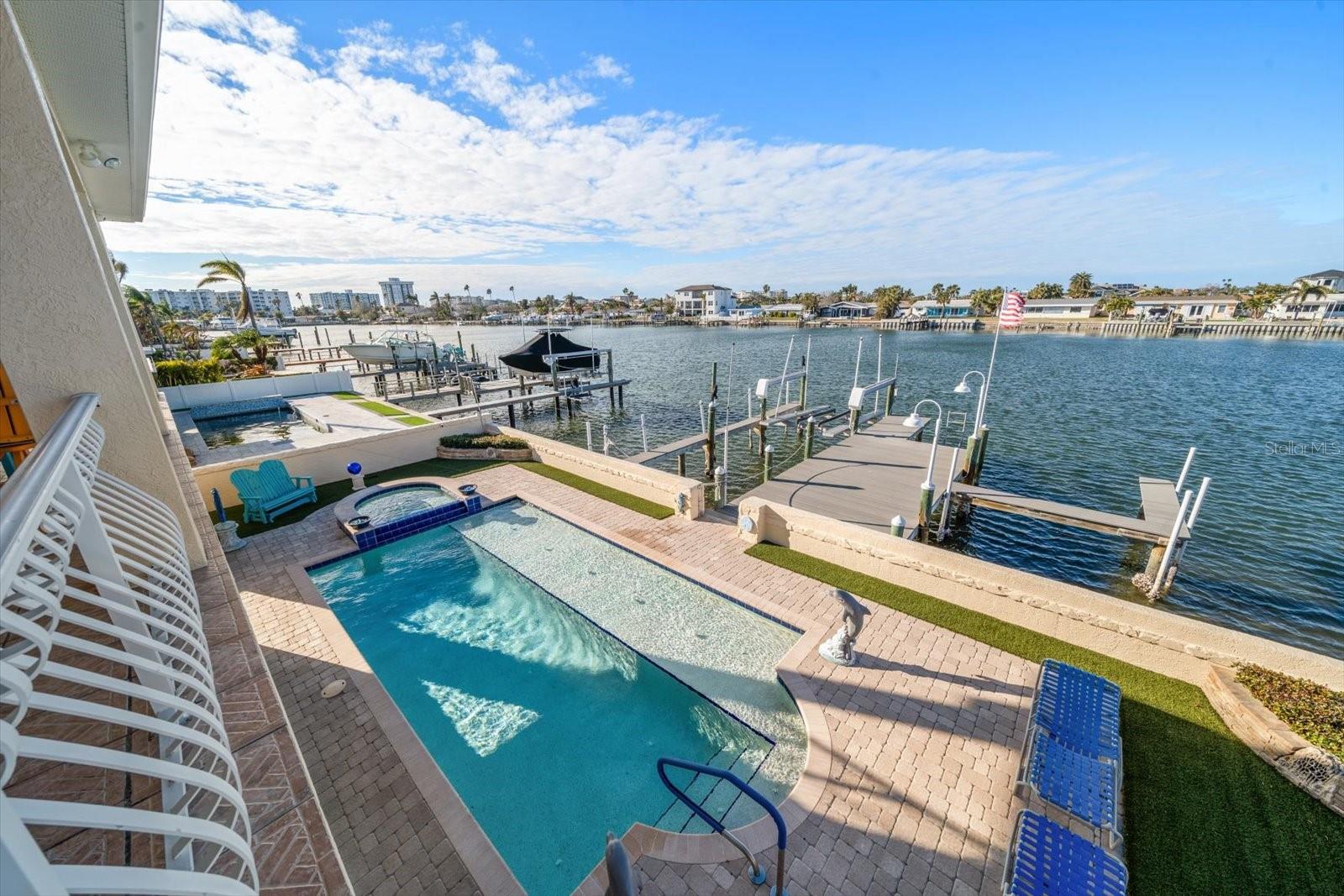 17044 DOLPHIN DR, NORTH REDINGTON BEACH, FL, 33708