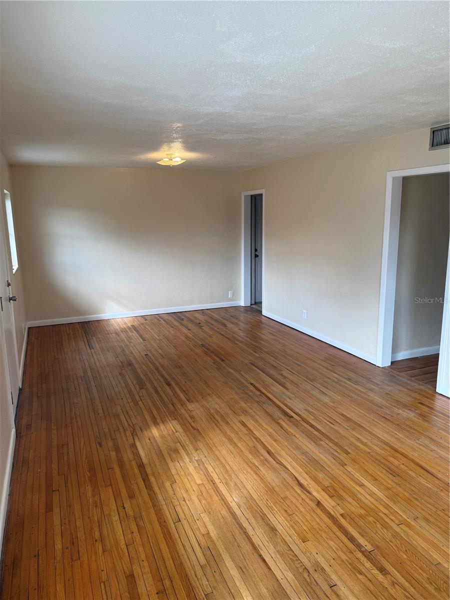201 W SENECA AVE, TAMPA, FL, 33612