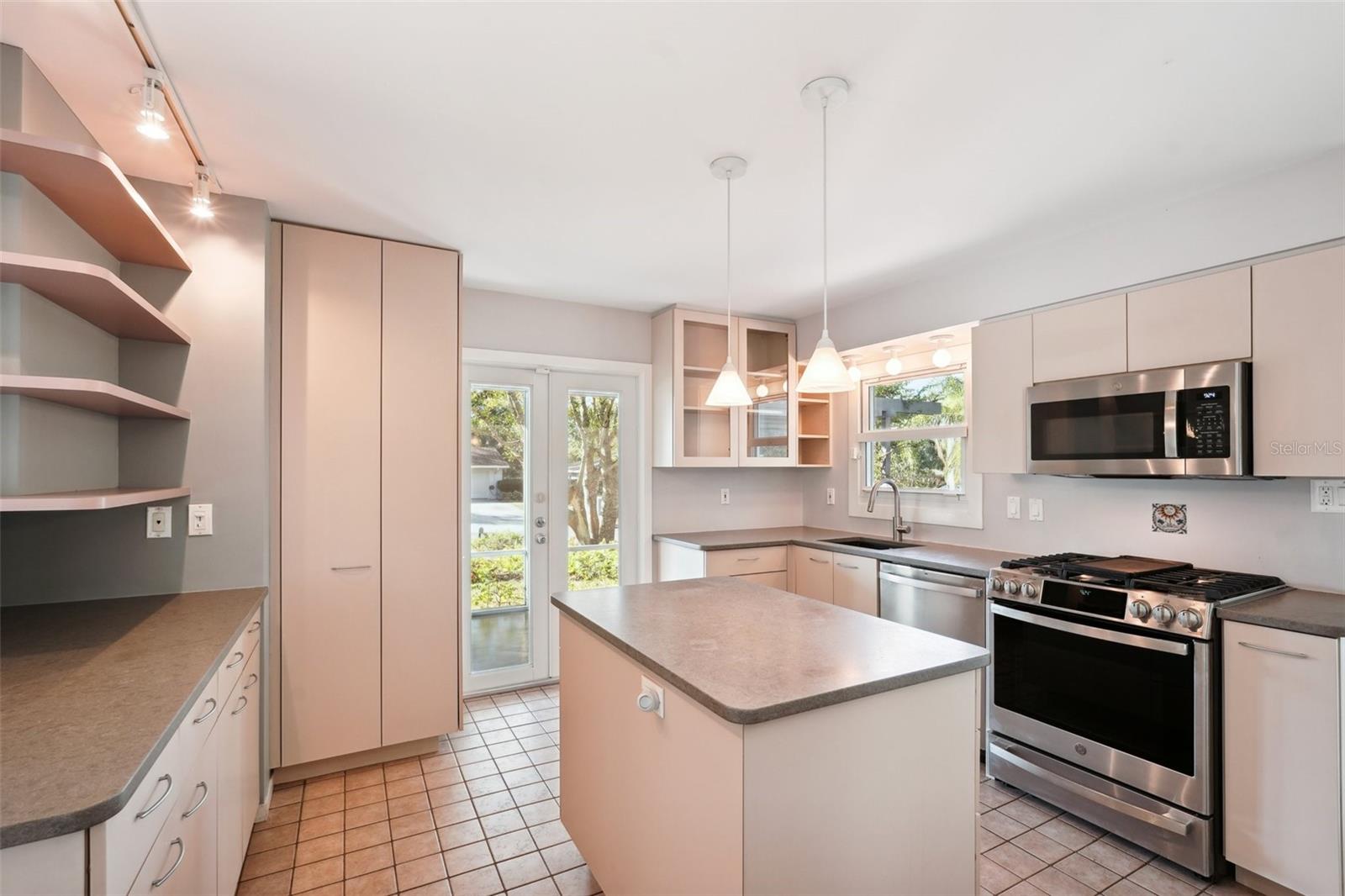 349 SCOTT AVE, SARASOTA, FL, 34243