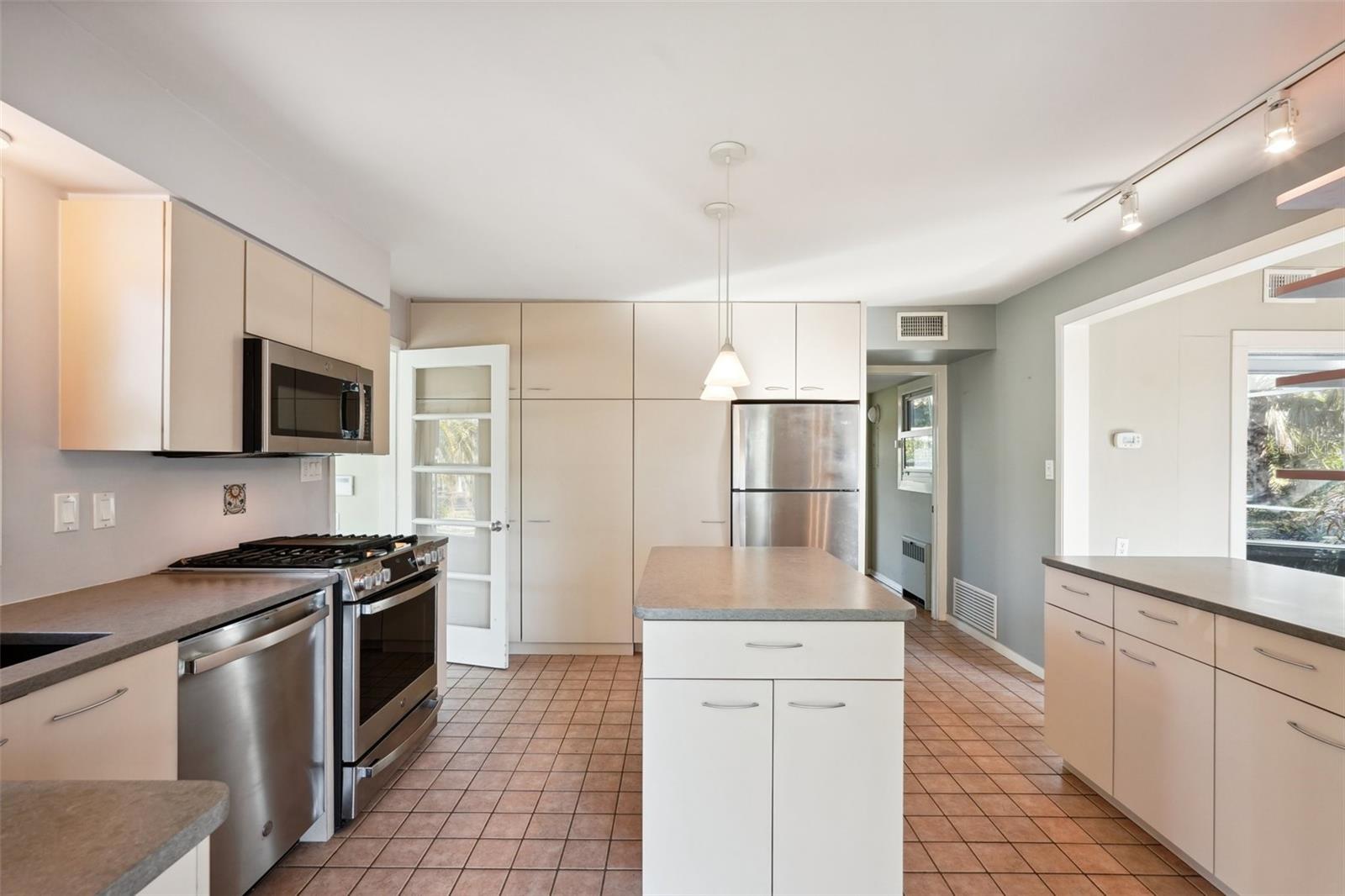 349 SCOTT AVE, SARASOTA, FL, 34243