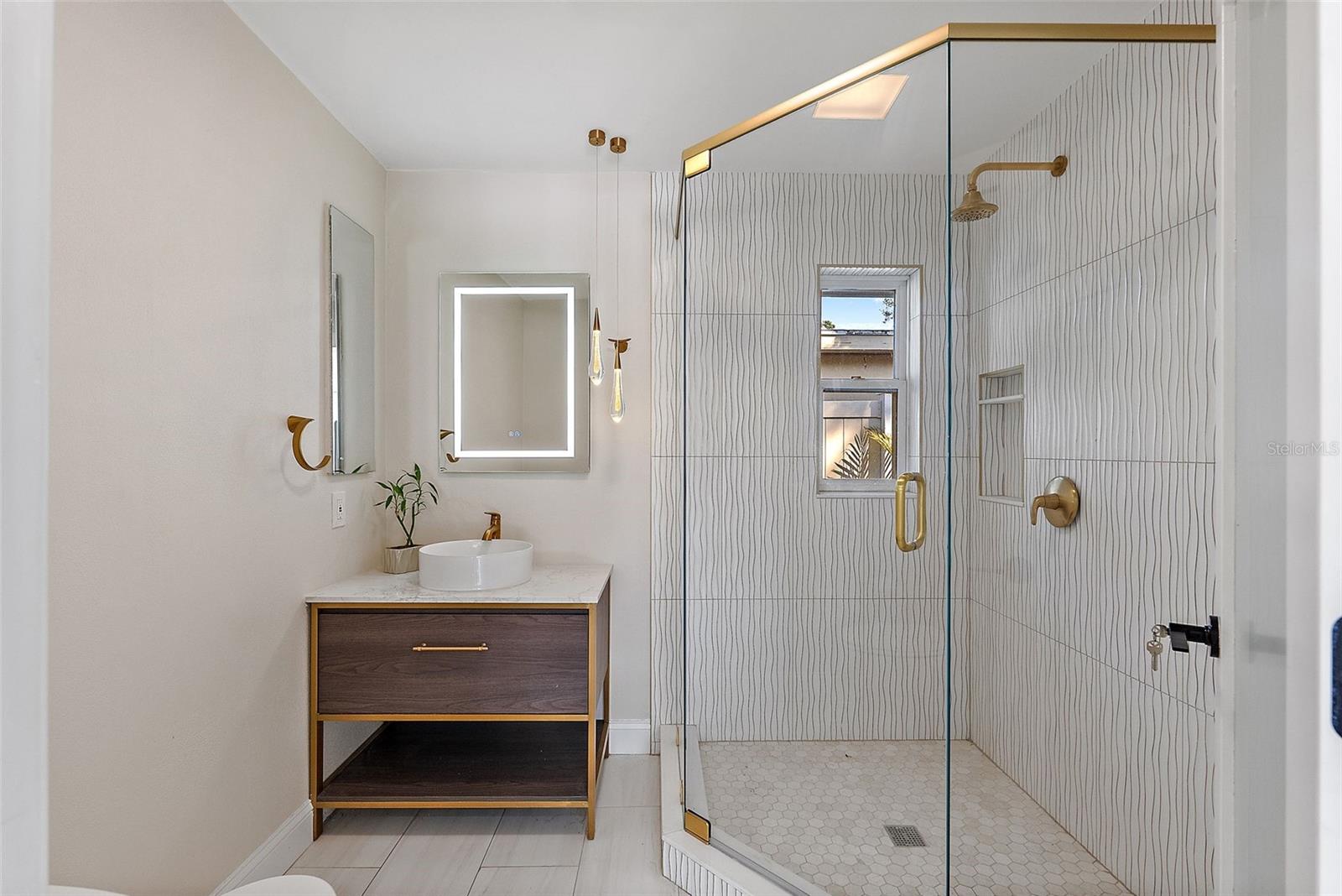 900 31ST AVE NE, ST PETERSBURG, FL, 33704