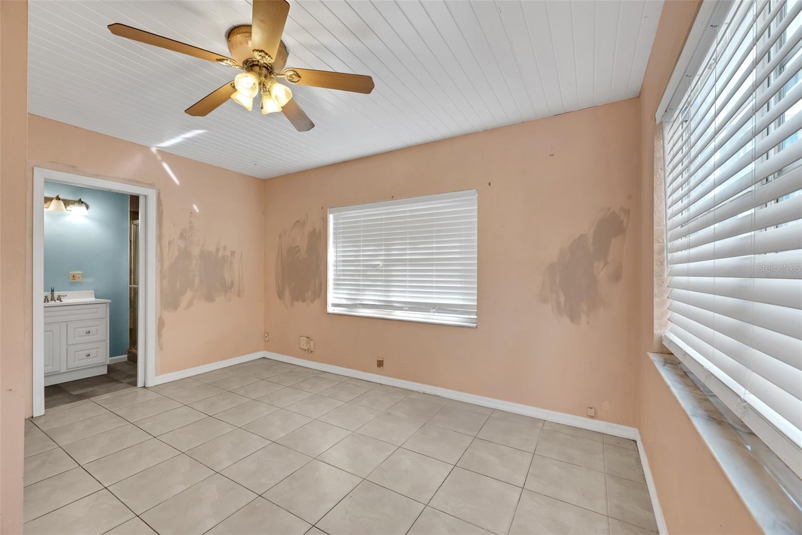 4006 FAWN CIR, TAMPA, FL, 33610
