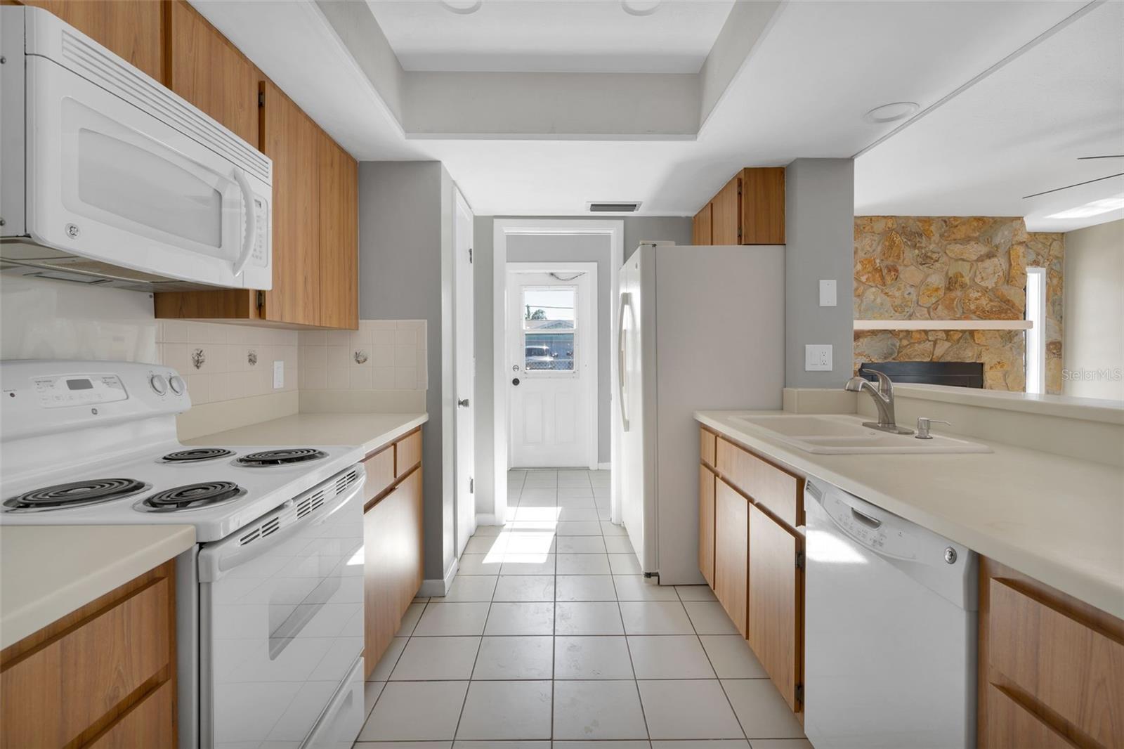 5708 BAYSHORE DR, SEMINOLE, FL, 33772