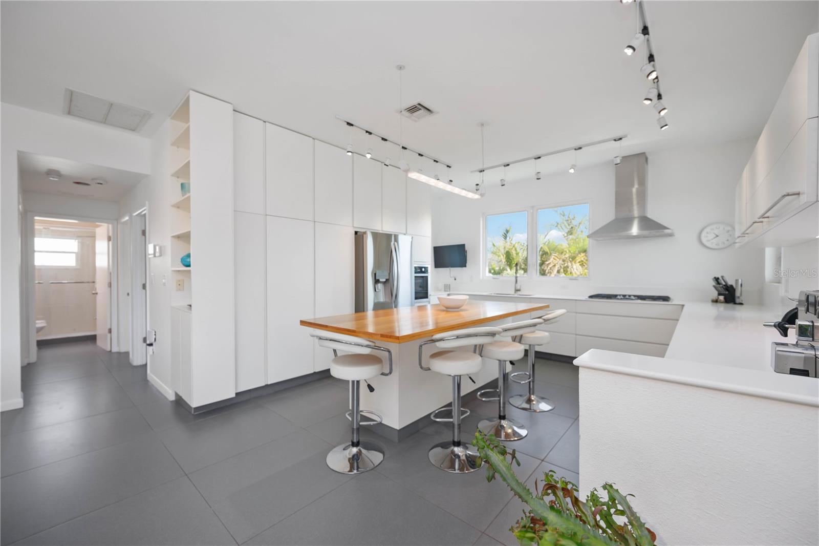 2458 WHIPPOORWILL CIR, SARASOTA, FL, 34231