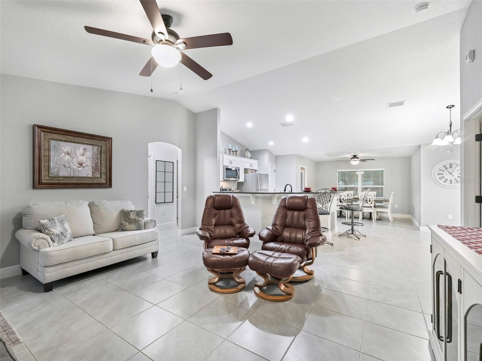 205 BREVARD AVE, LADY LAKE, FL, 32159