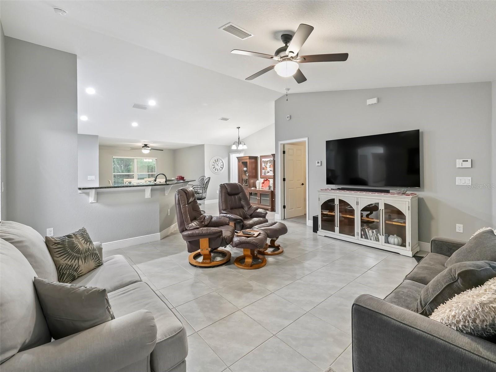 205 BREVARD AVE, LADY LAKE, FL, 32159