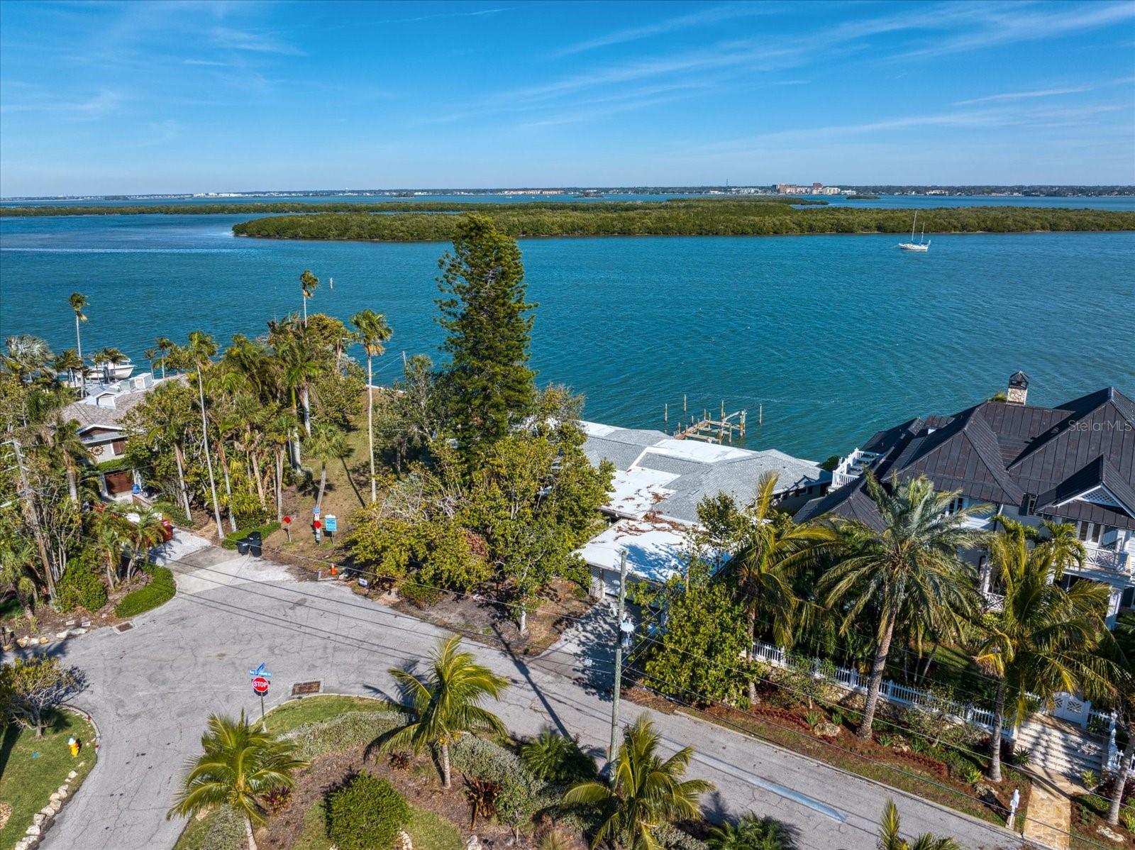 981 BAY ESPLANADE, CLEARWATER BEACH, FL, 33767