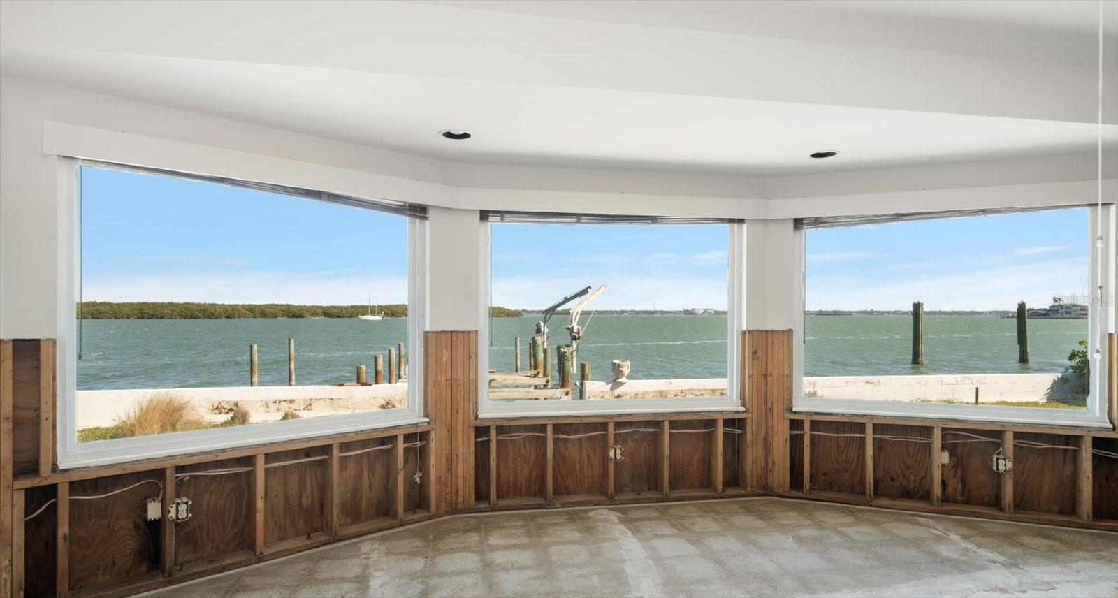 981 BAY ESPLANADE, CLEARWATER BEACH, FL, 33767