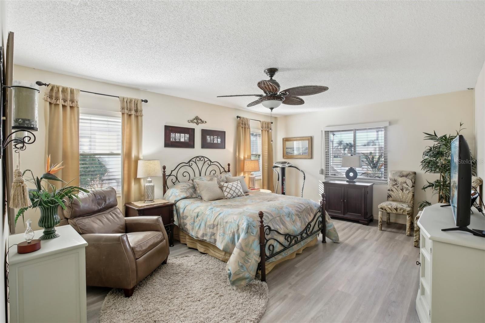 1928 E VIEW DR, SUN CITY CENTER, FL, 33573