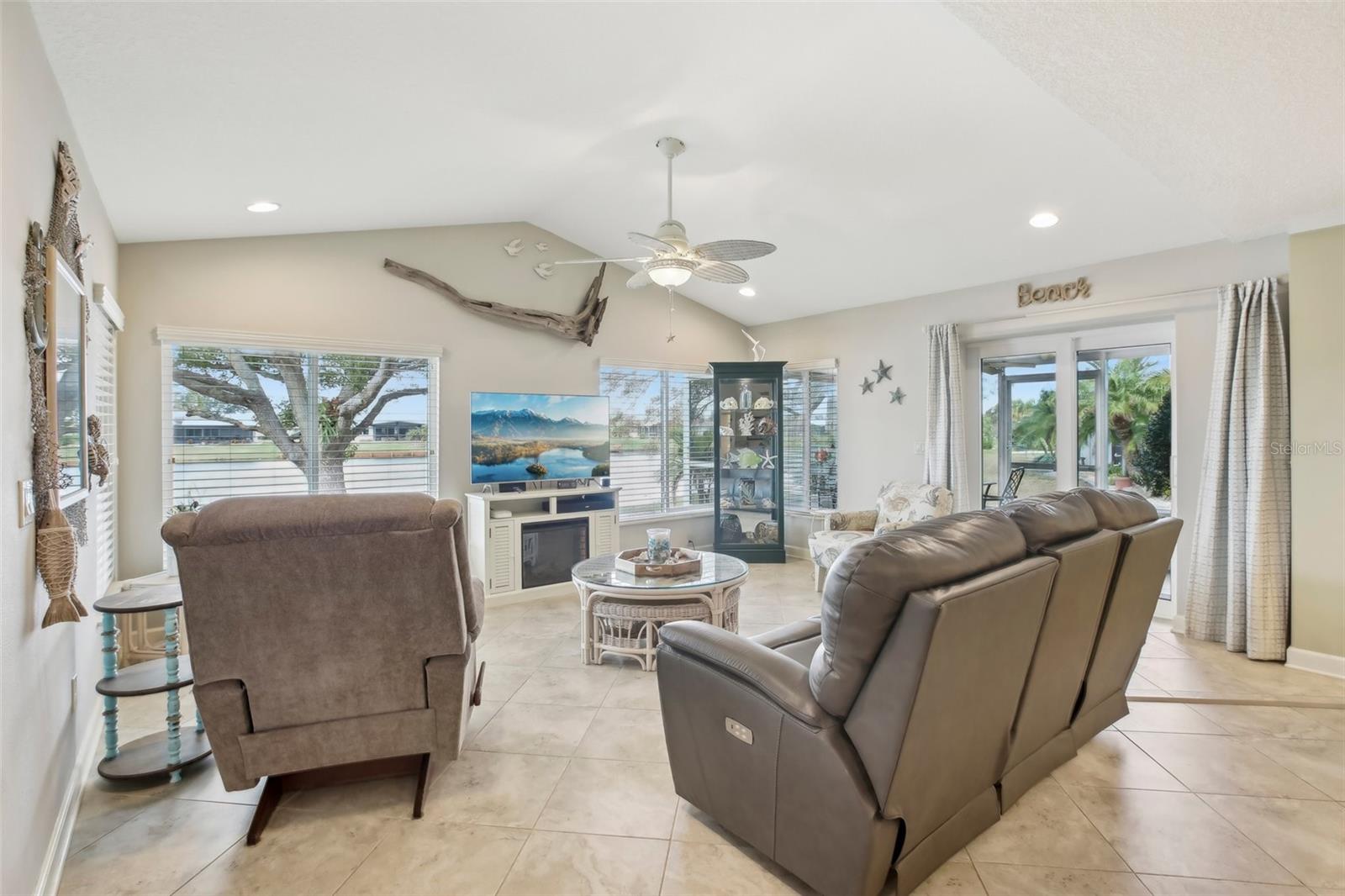 1928 E VIEW DR, SUN CITY CENTER, FL, 33573