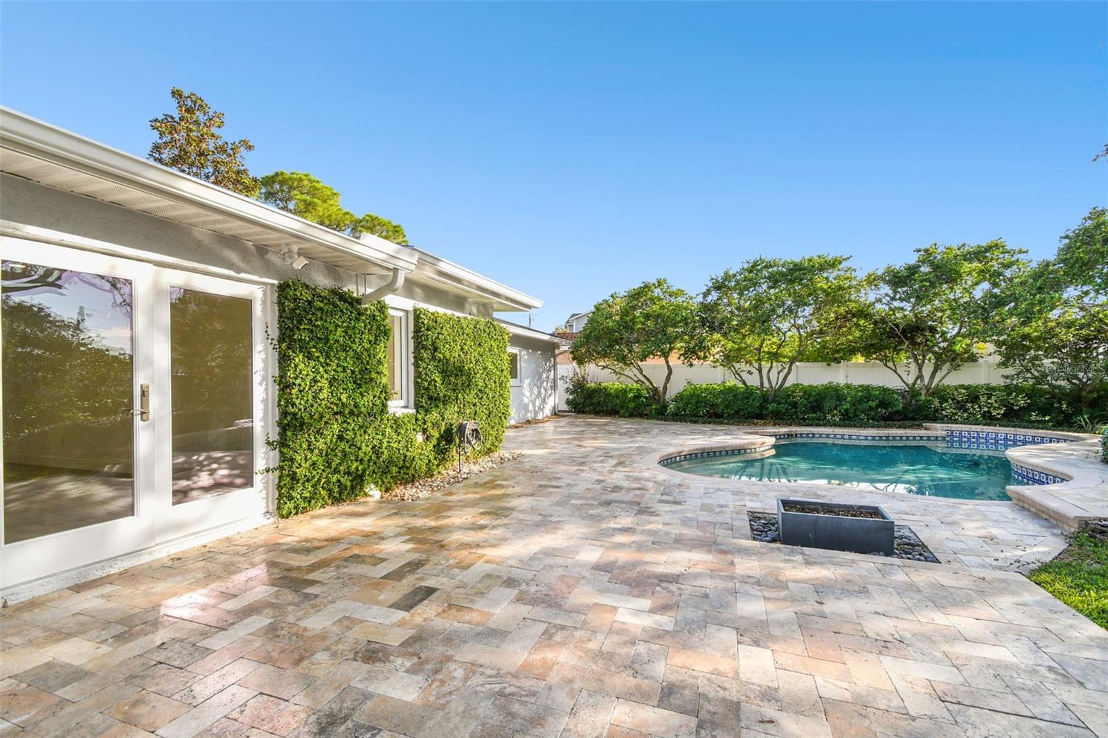 201 S SHORE CREST DR, TAMPA, FL, 33609