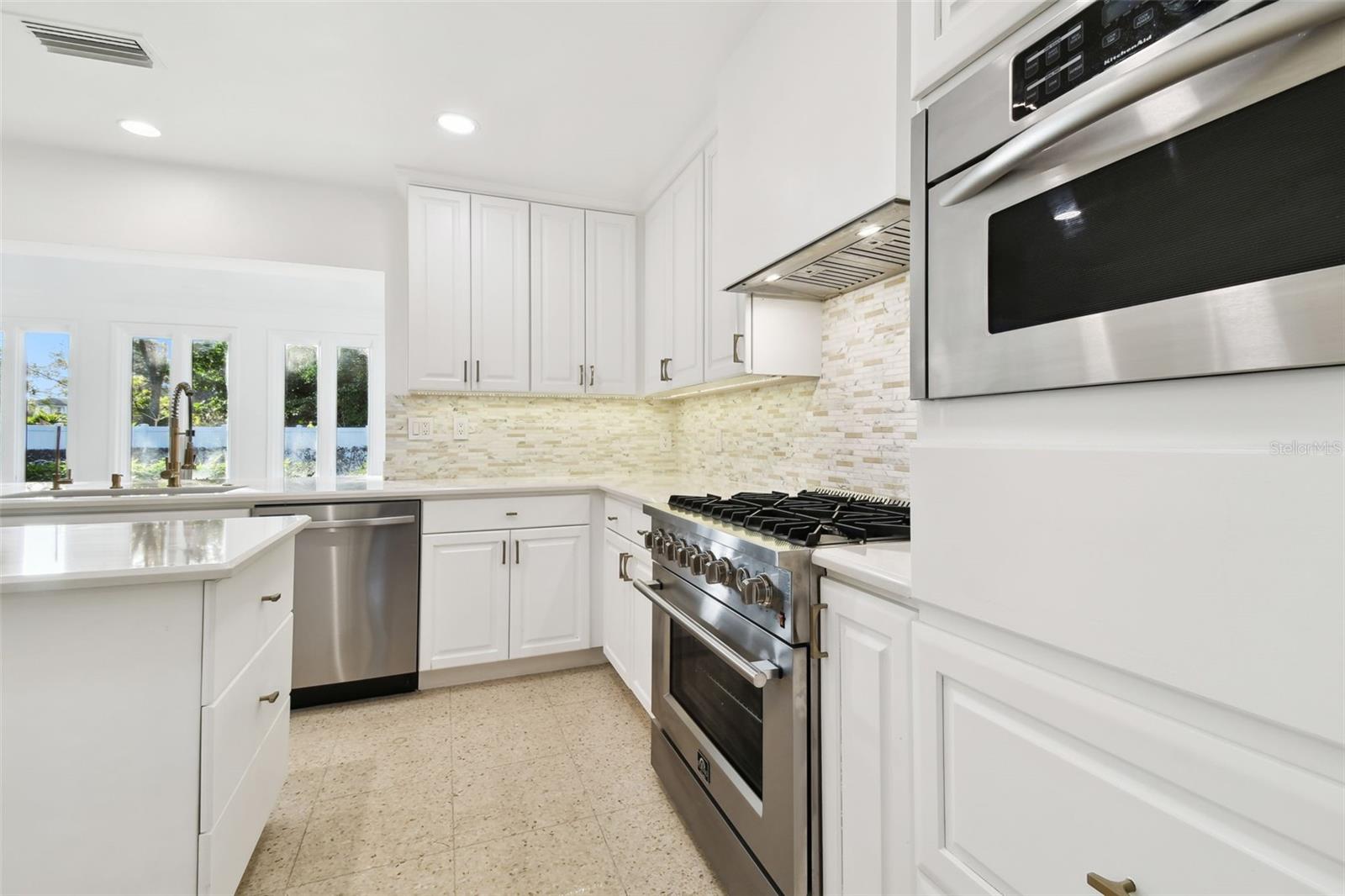 201 S SHORE CREST DR, TAMPA, FL, 33609