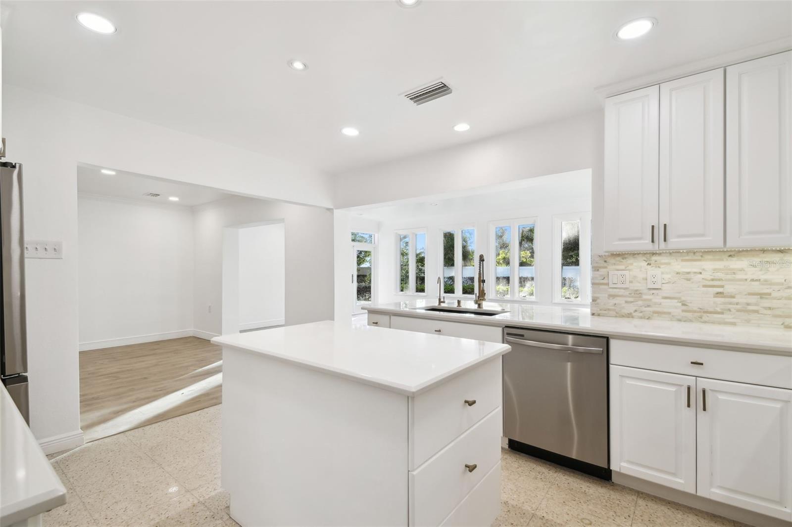 201 S SHORE CREST DR, TAMPA, FL, 33609