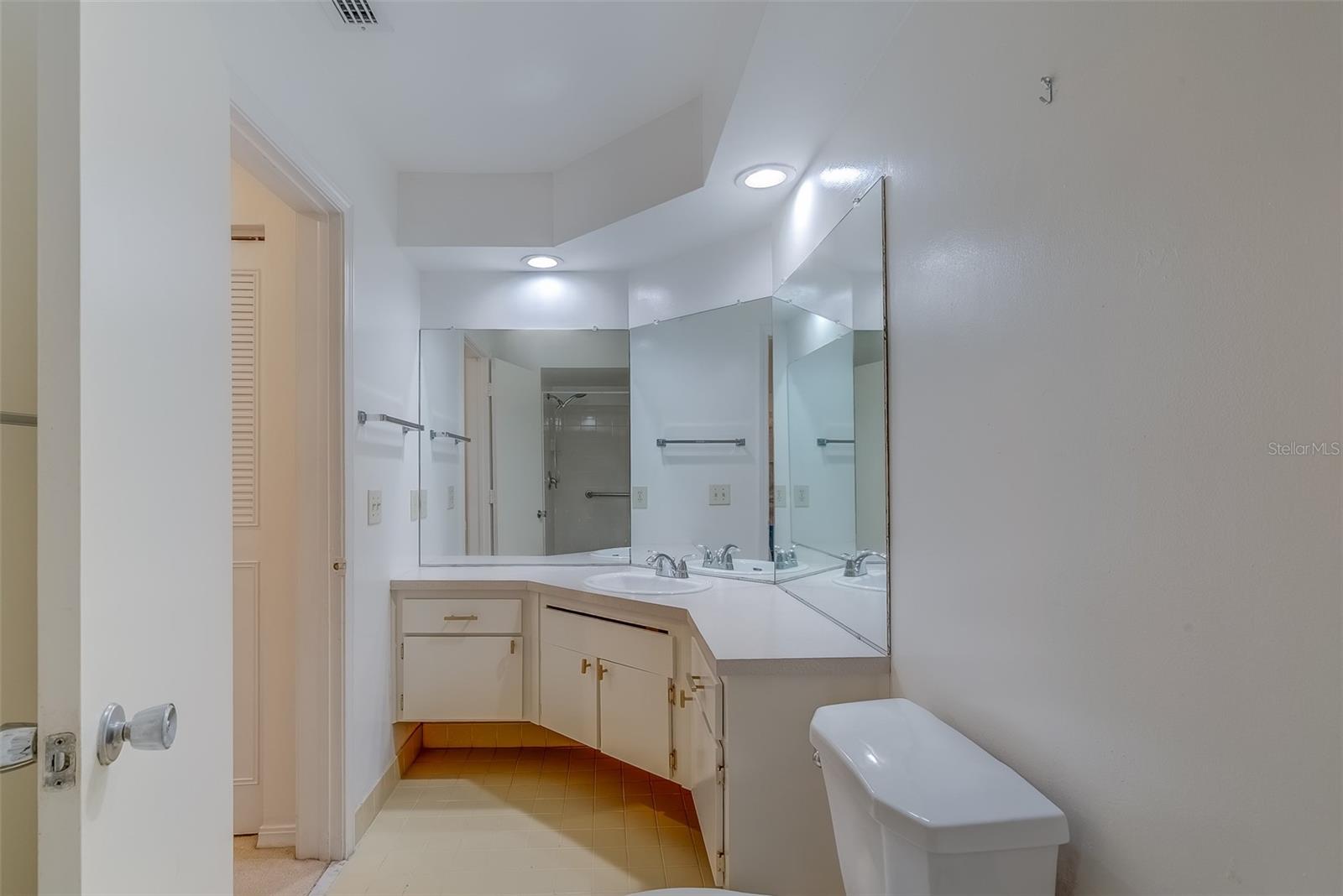 64 COUNTRY CLUB DR, LARGO, FL, 33771