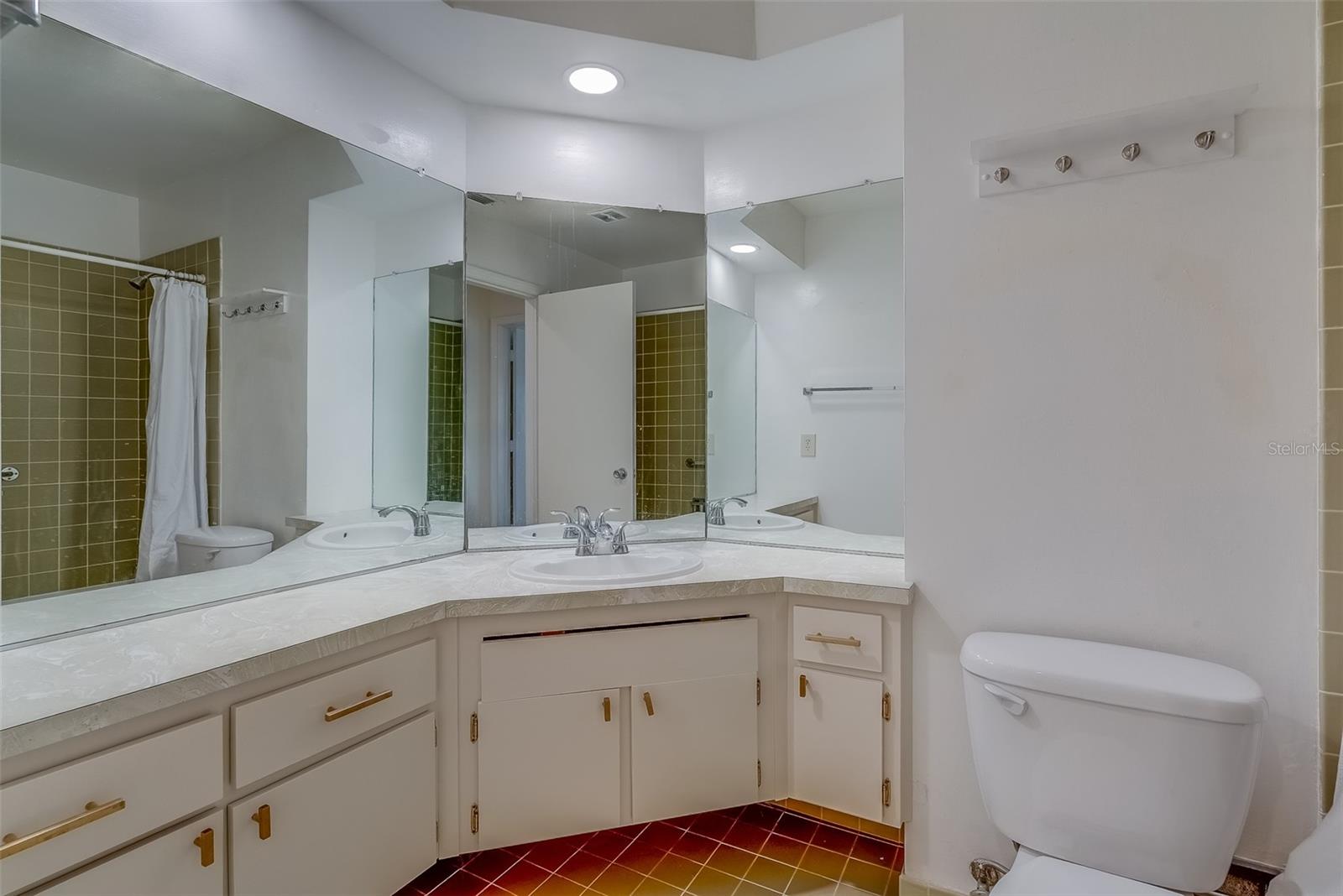 64 COUNTRY CLUB DR, LARGO, FL, 33771