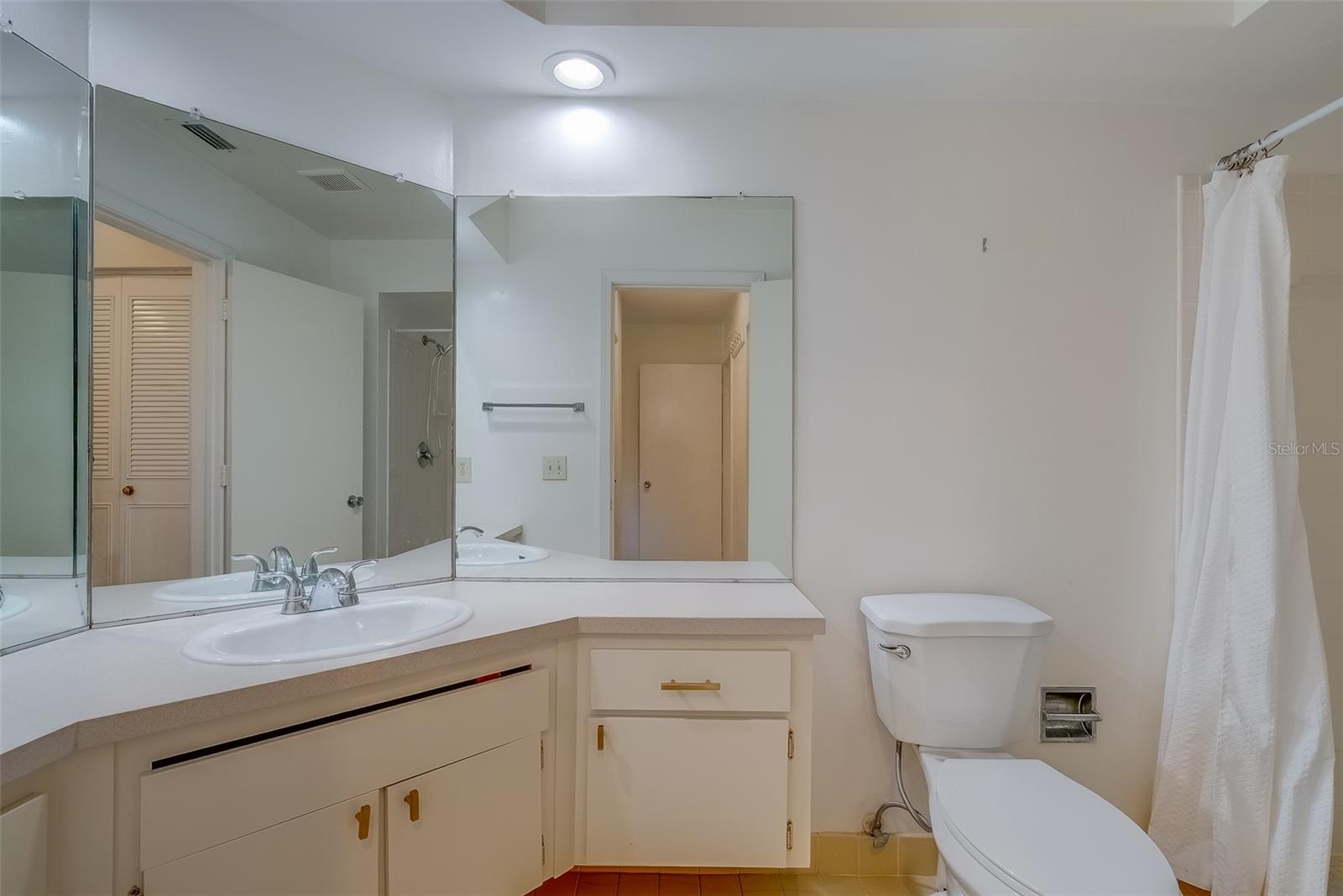 64 COUNTRY CLUB DR, LARGO, FL, 33771