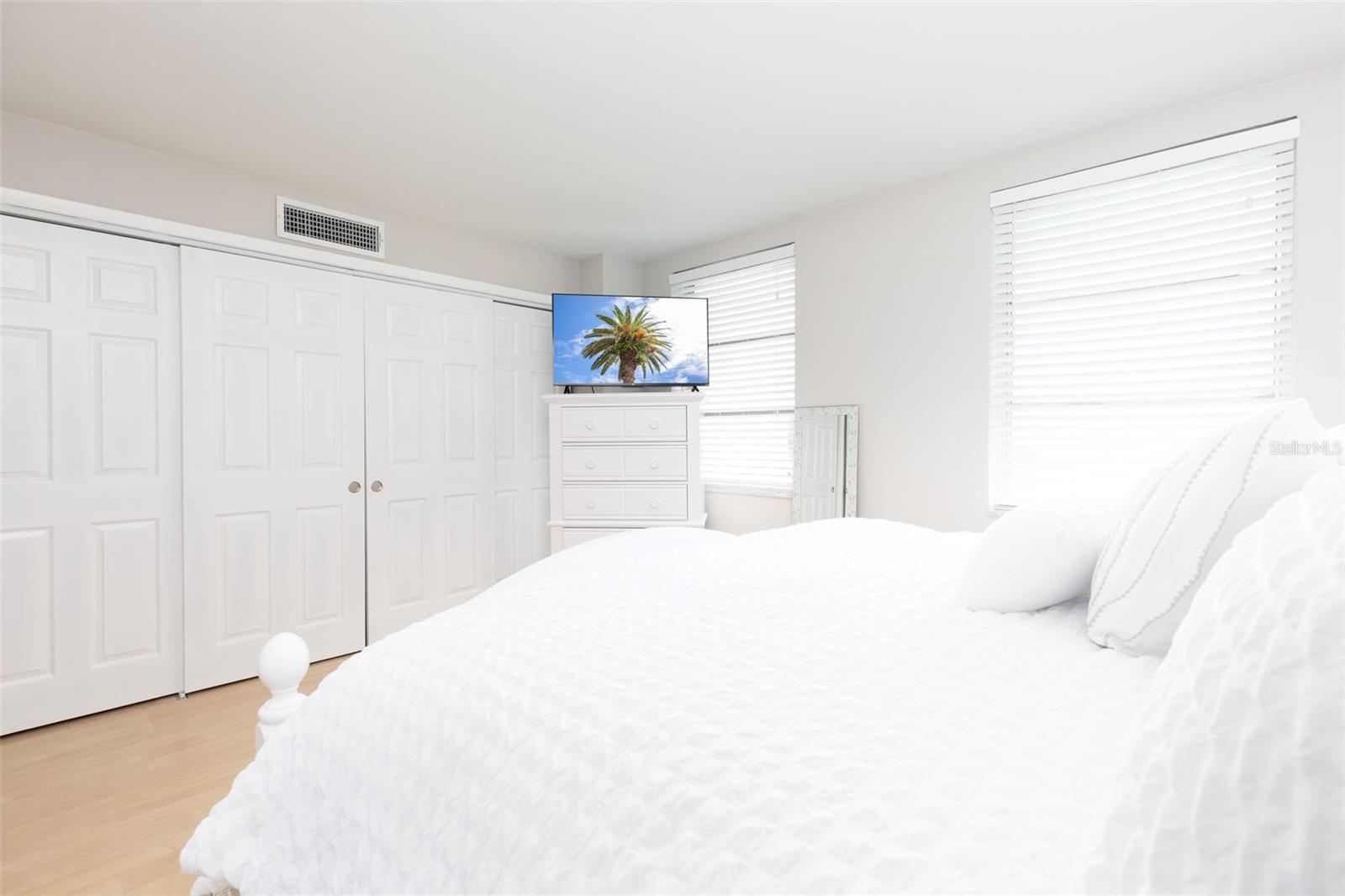 10355 PARADISE BLVD #207, TREASURE ISLAND, FL, 33706